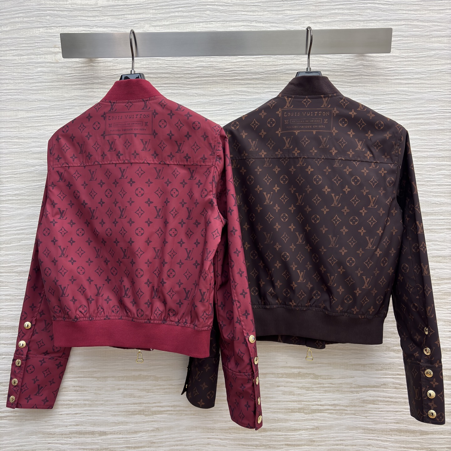 L家 25秋冬新款 老花印花棒球服夹克外套 两个颜色都很好看 罗纹领拼接 棒球服夹克版型 上身帅气又时髦