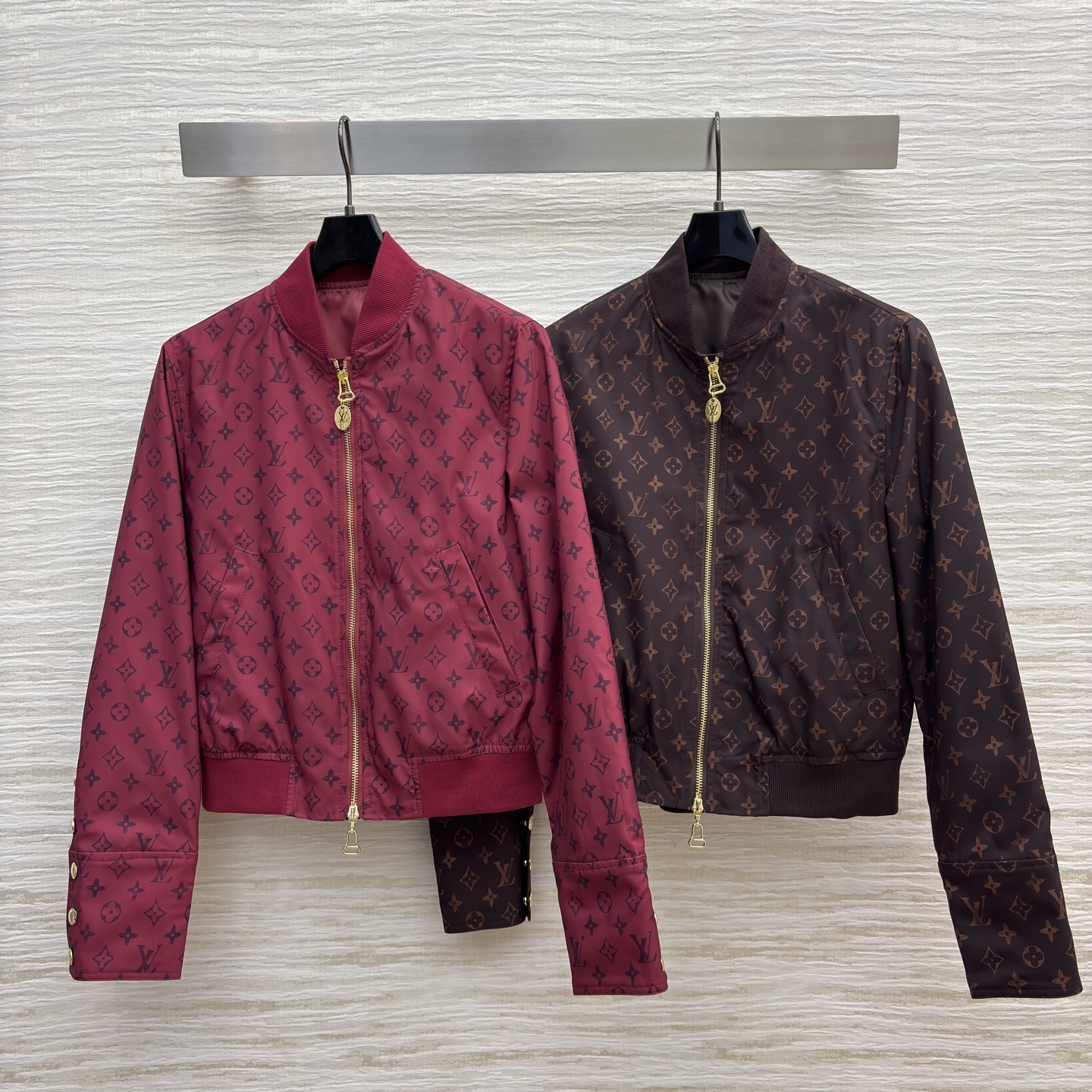 L家 25秋冬新款 老花印花棒球服夹克外套 两个颜色都很好看 罗纹领拼接 棒球服夹克版型 上身帅气又时髦