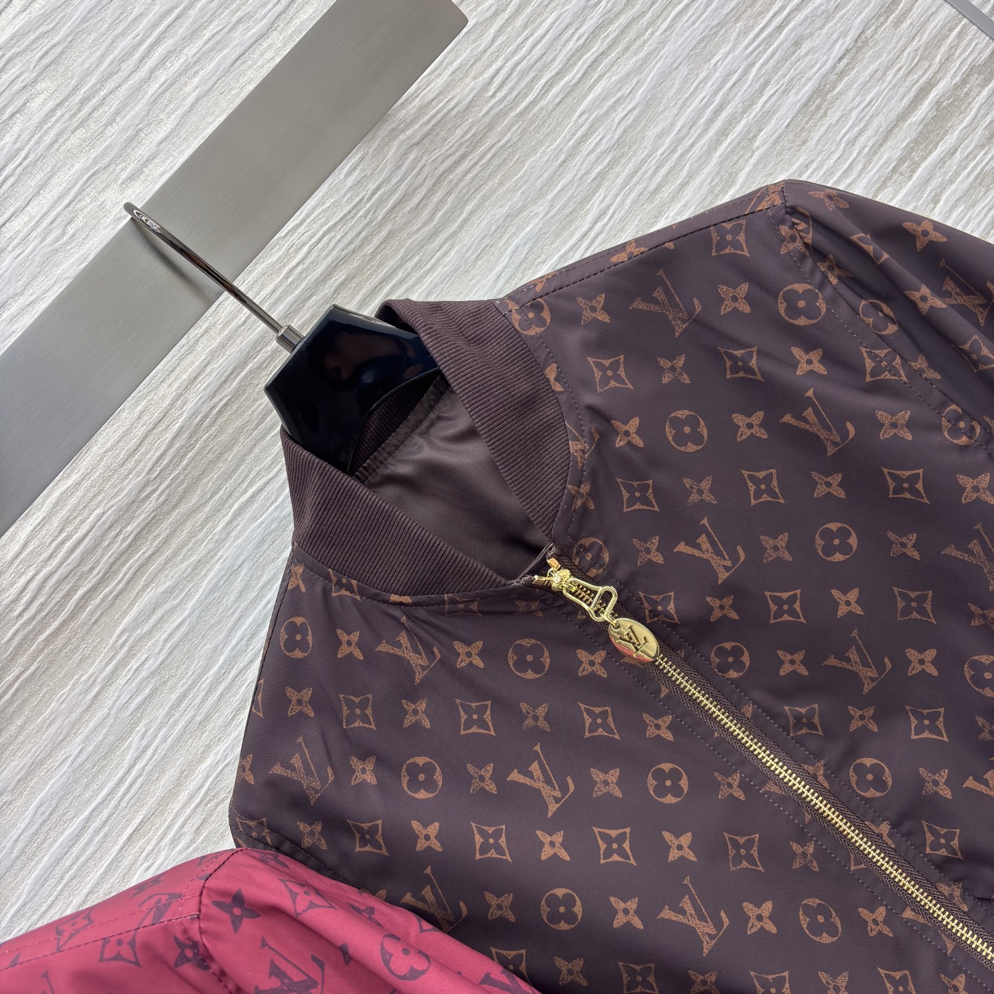 L家 25秋冬新款 老花印花棒球服夹克外套 两个颜色都很好看 罗纹领拼接 棒球服夹克版型 上身帅气又时髦