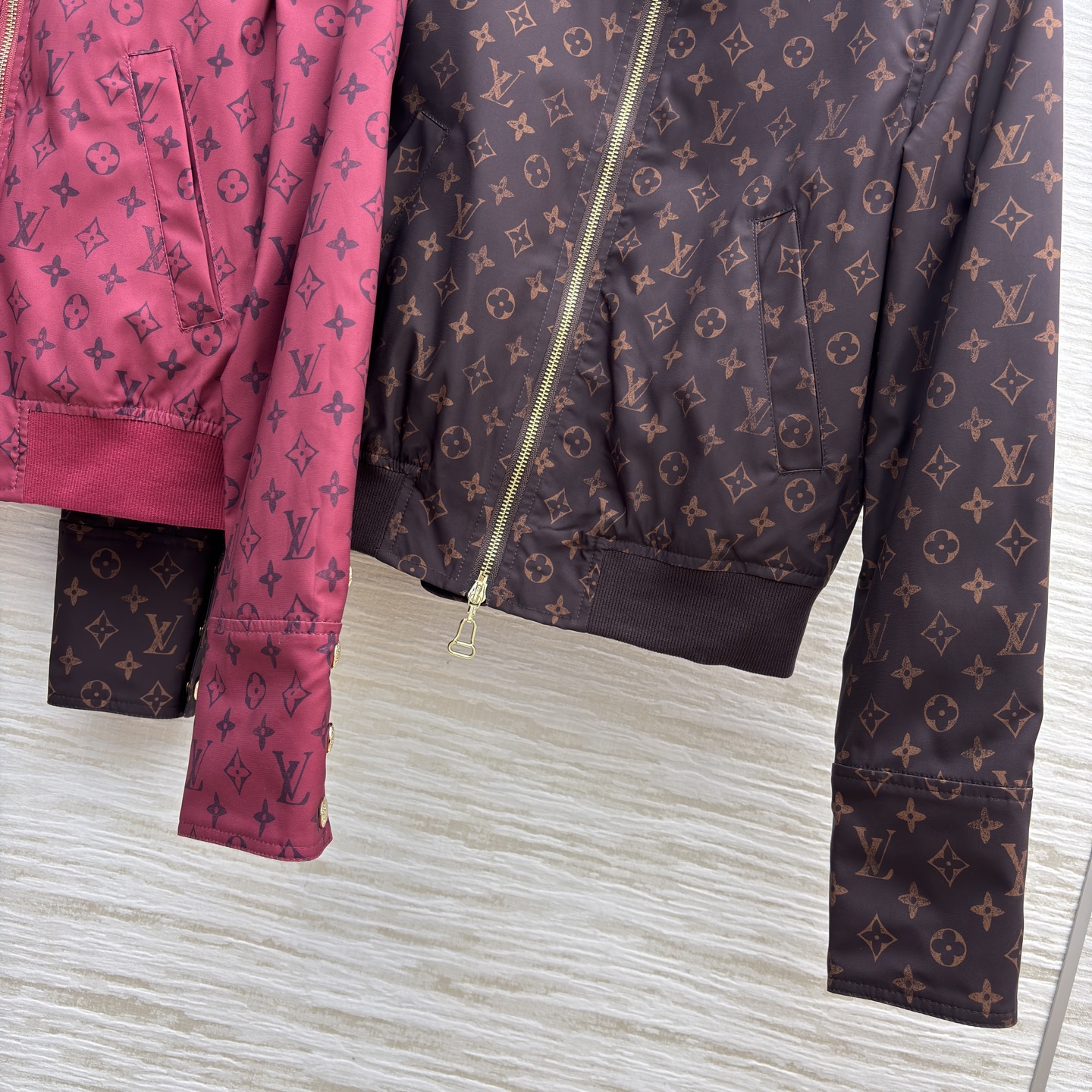 L家 25秋冬新款 老花印花棒球服夹克外套 两个颜色都很好看 罗纹领拼接 棒球服夹克版型 上身帅气又时髦