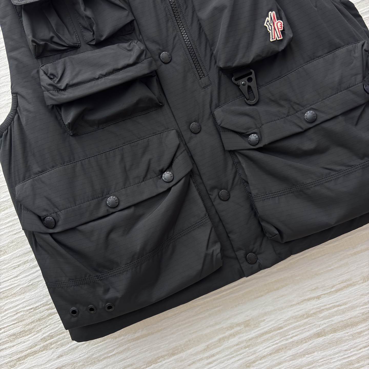 M家 25秋冬新款 立领工装风羽绒马甲 休闲摩登减龄感的显瘦立领无袖设计 版型宽松适中 剪裁利落流畅 包