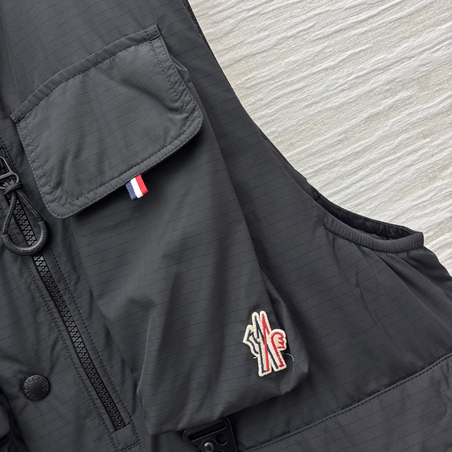 M家 25秋冬新款 立领工装风羽绒马甲 休闲摩登减龄感的显瘦立领无袖设计 版型宽松适中 剪裁利落流畅 包