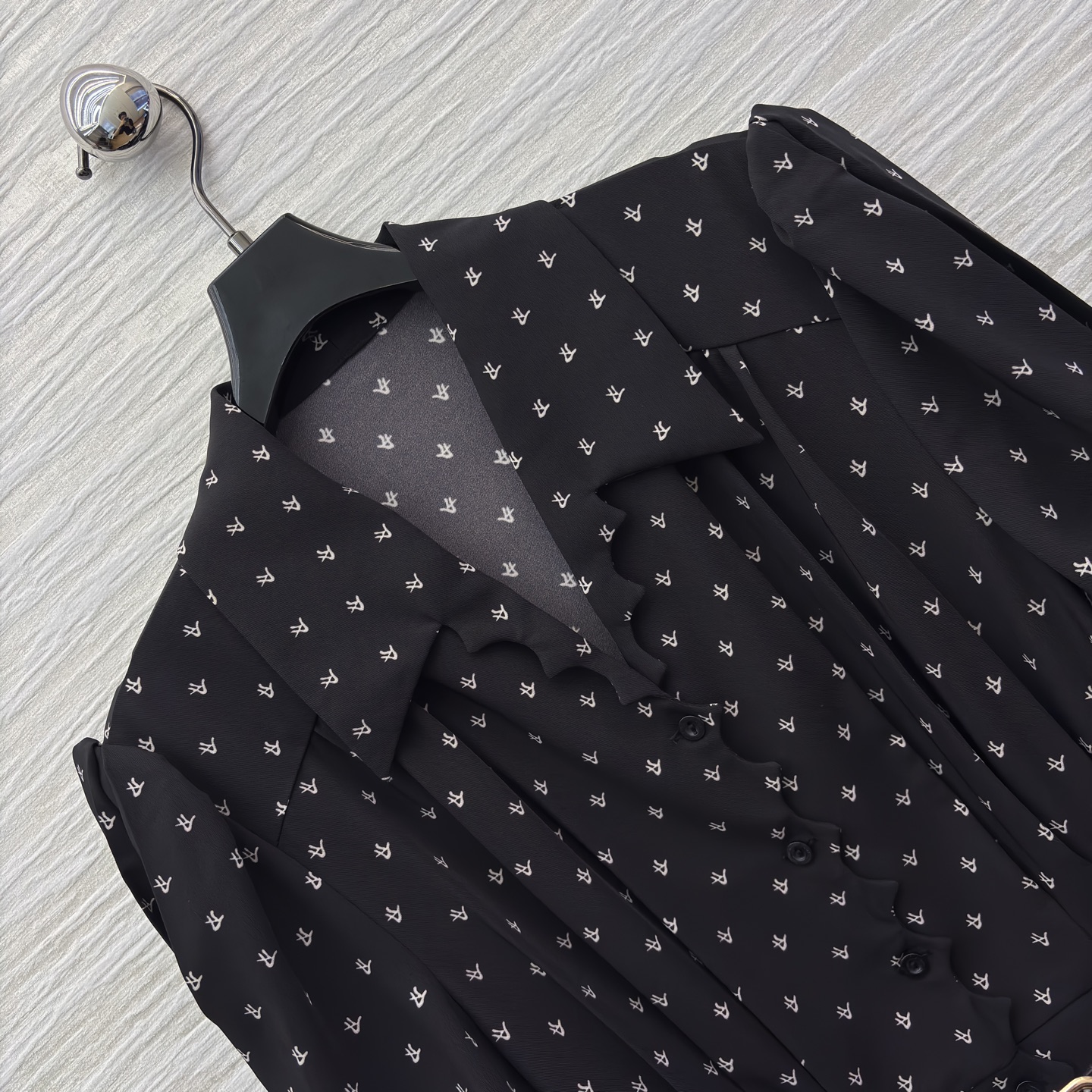 L家 25秋冬新款 刺绣logo碎花短袖连衣裙 V领设计修饰脖颈 本布腰带打造收腰轮廓 完美分割身材比列