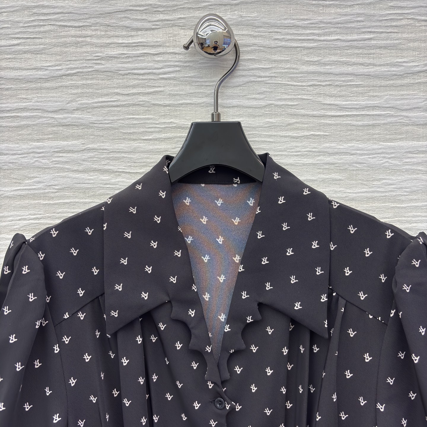 L家 25秋冬新款 刺绣logo碎花短袖连衣裙 V领设计修饰脖颈 本布腰带打造收腰轮廓 完美分割身材比列