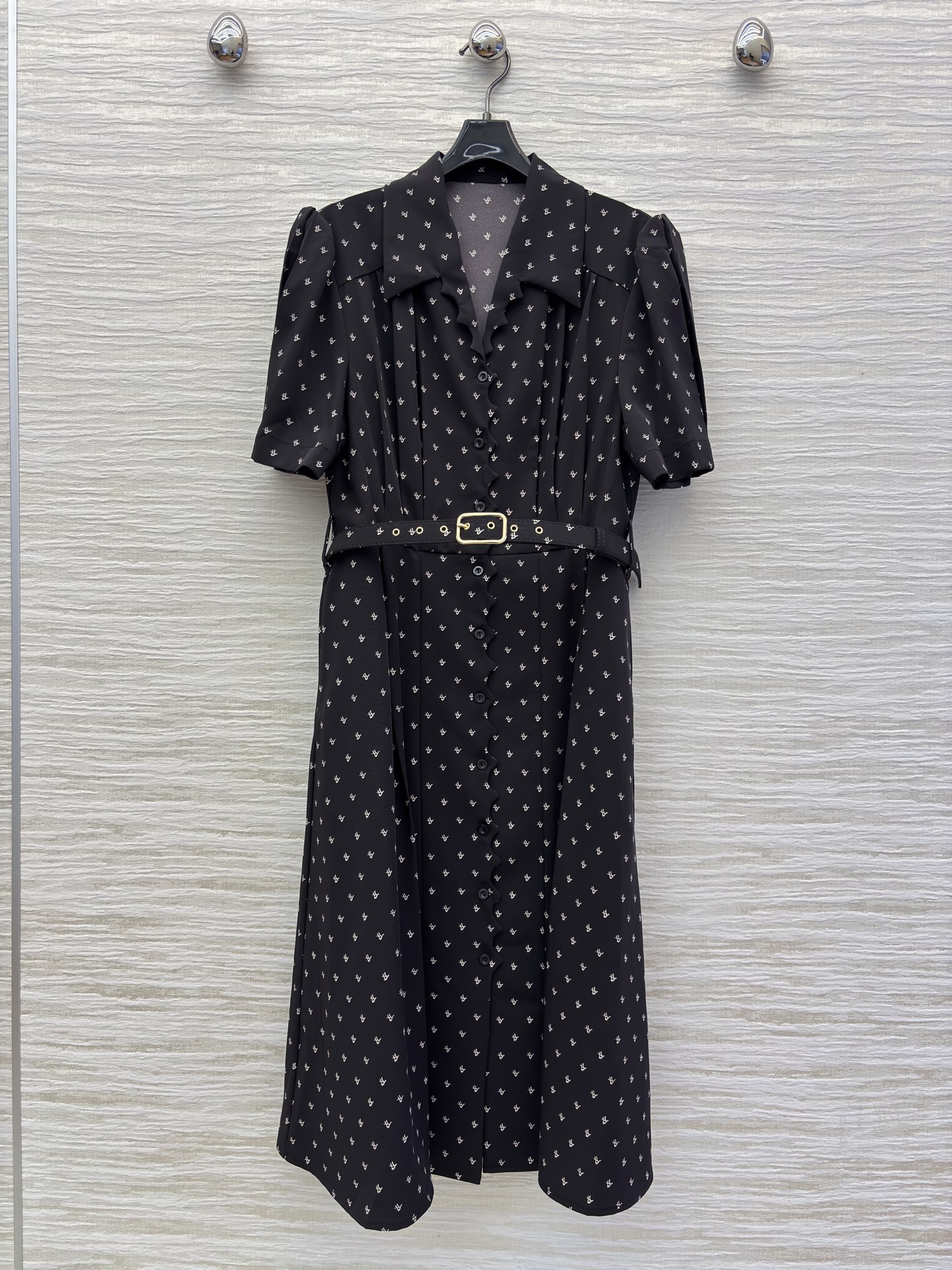 L家 25秋冬新款 刺绣logo碎花短袖连衣裙 V领设计修饰脖颈 本布腰带打造收腰轮廓 完美分割身材比列