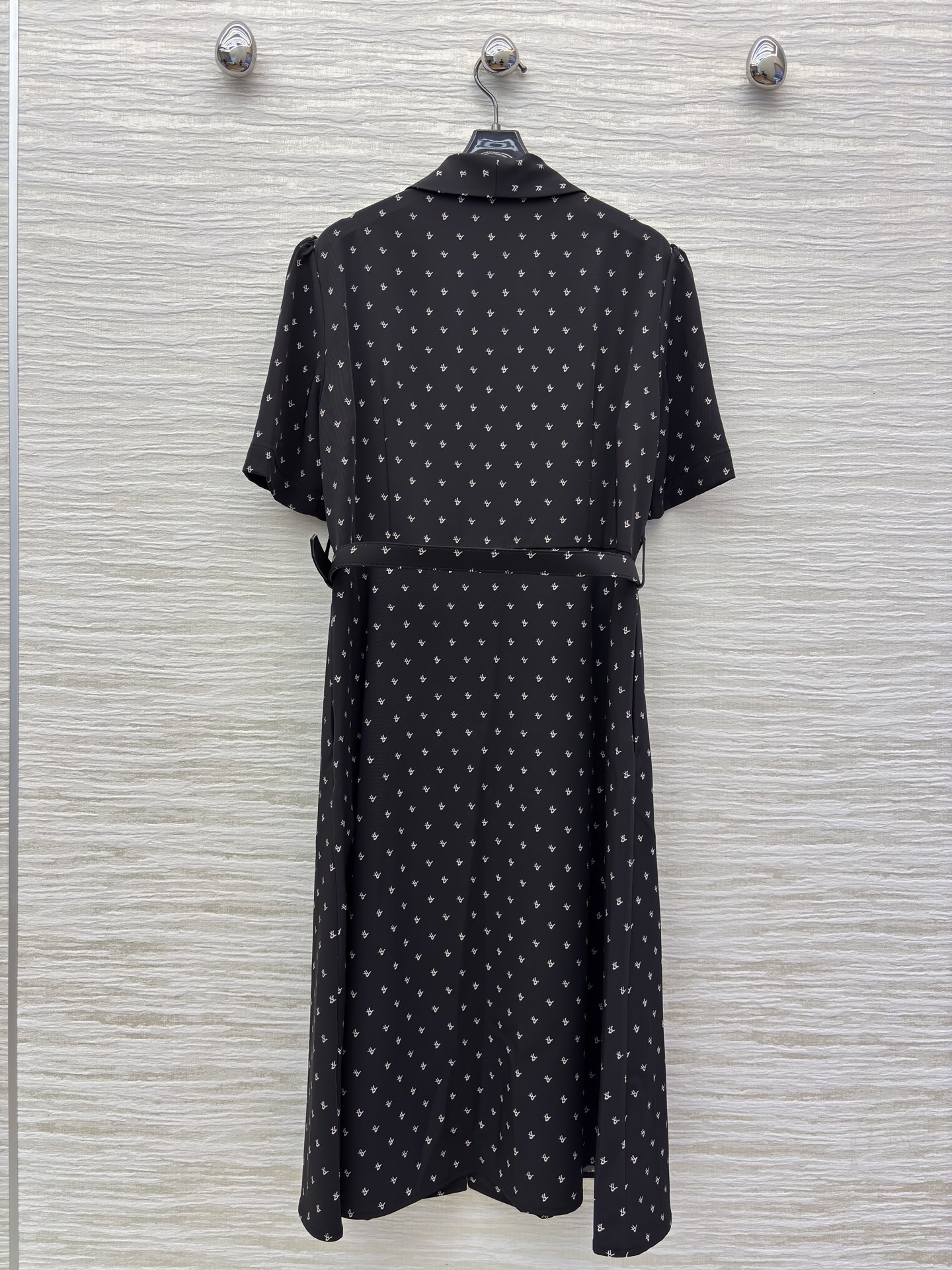 L家 25秋冬新款 刺绣logo碎花短袖连衣裙 V领设计修饰脖颈 本布腰带打造收腰轮廓 完美分割身材比列