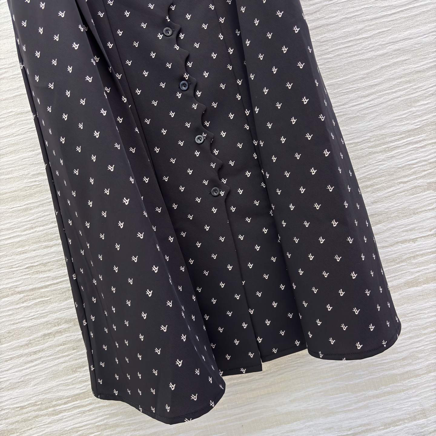 L家 25秋冬新款 刺绣logo碎花短袖连衣裙 V领设计修饰脖颈 本布腰带打造收腰轮廓 完美分割身材比列