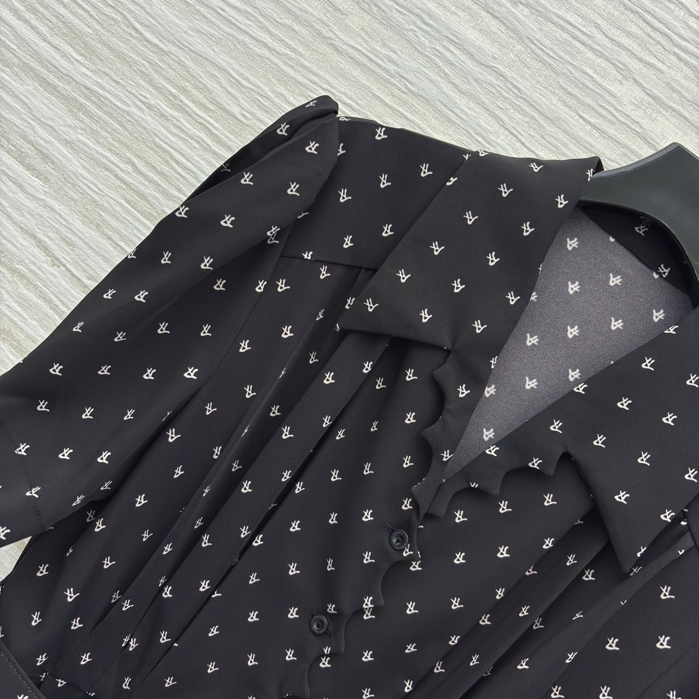 L家 25秋冬新款 刺绣logo碎花短袖连衣裙 V领设计修饰脖颈 本布腰带打造收腰轮廓 完美分割身材比列