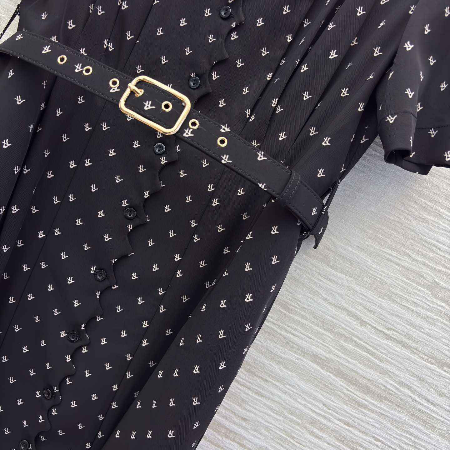 L家 25秋冬新款 刺绣logo碎花短袖连衣裙 V领设计修饰脖颈 本布腰带打造收腰轮廓 完美分割身材比列