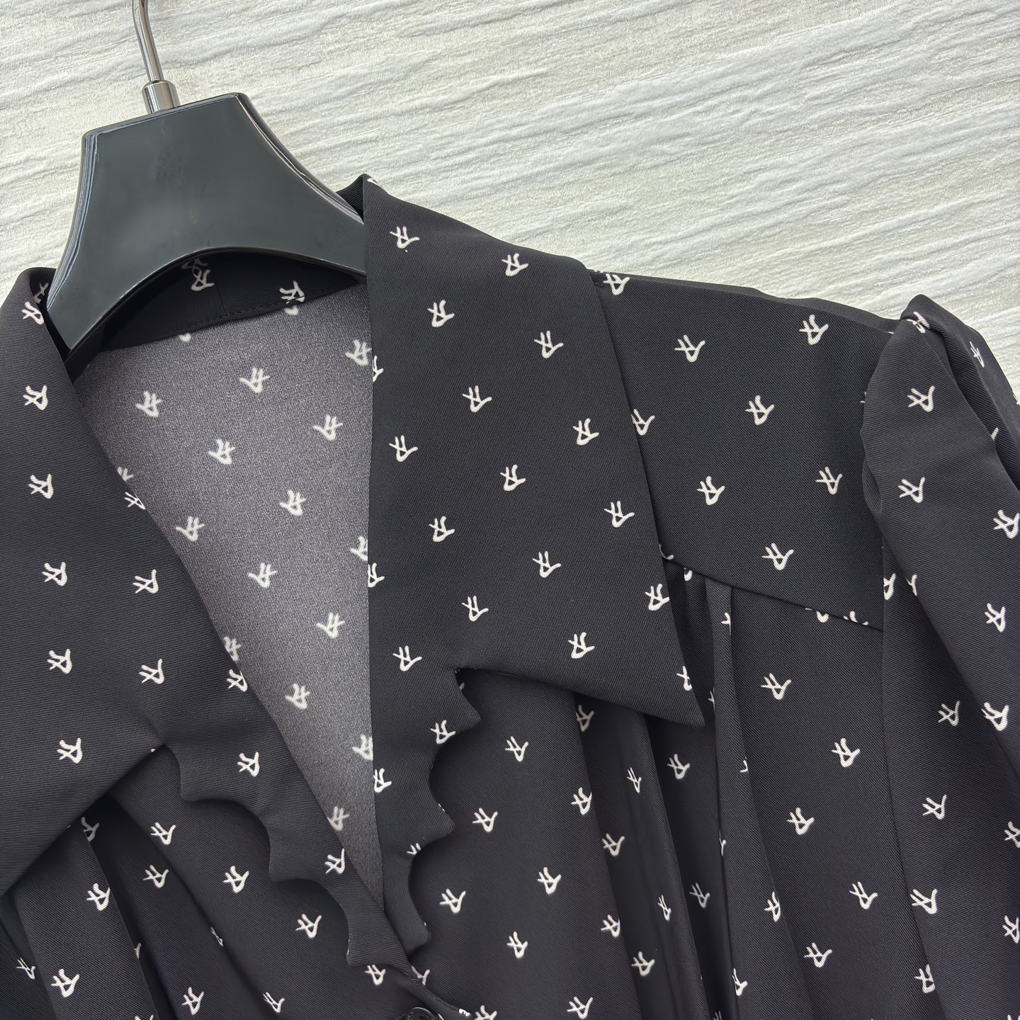 L家 25秋冬新款 刺绣logo碎花短袖连衣裙 V领设计修饰脖颈 本布腰带打造收腰轮廓 完美分割身材比列