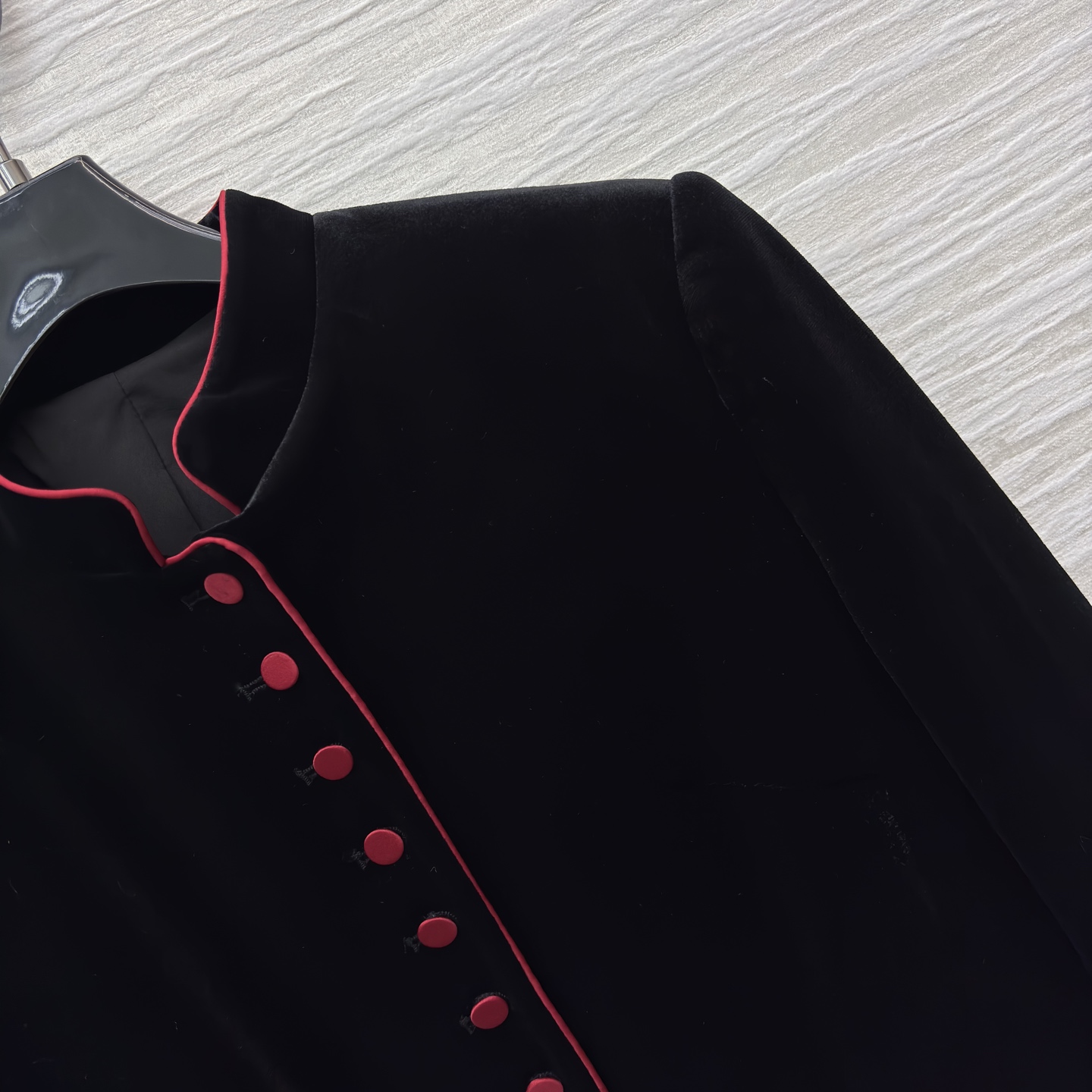 D家 25秋冬新款 单排扣丝绒长袖连衣裙 立领撞色红扣饰单排扣装饰的设计 层次感很丰富 直筒微收腰版型 