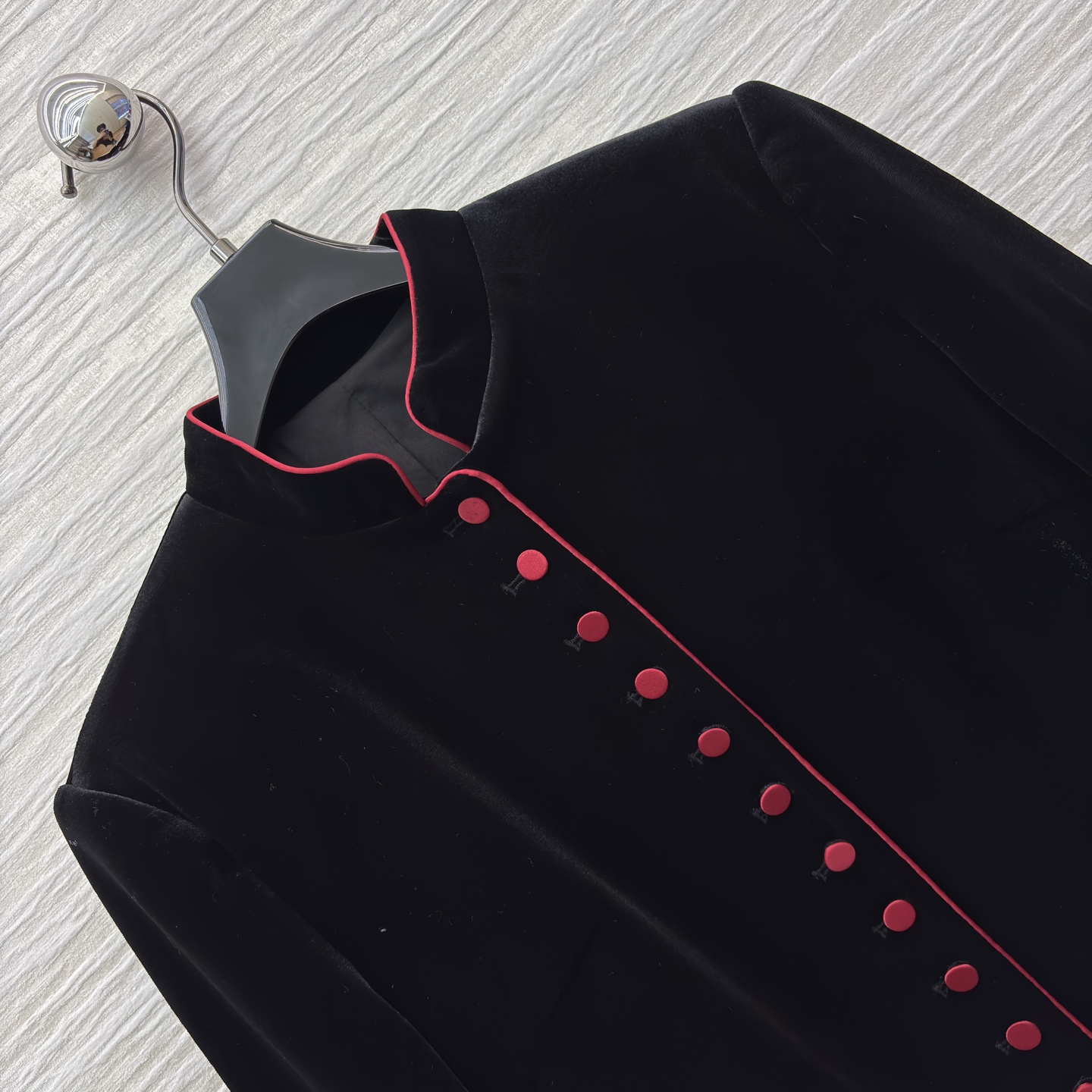 D家 25秋冬新款 单排扣丝绒长袖连衣裙 立领撞色红扣饰单排扣装饰的设计 层次感很丰富 直筒微收腰版型 