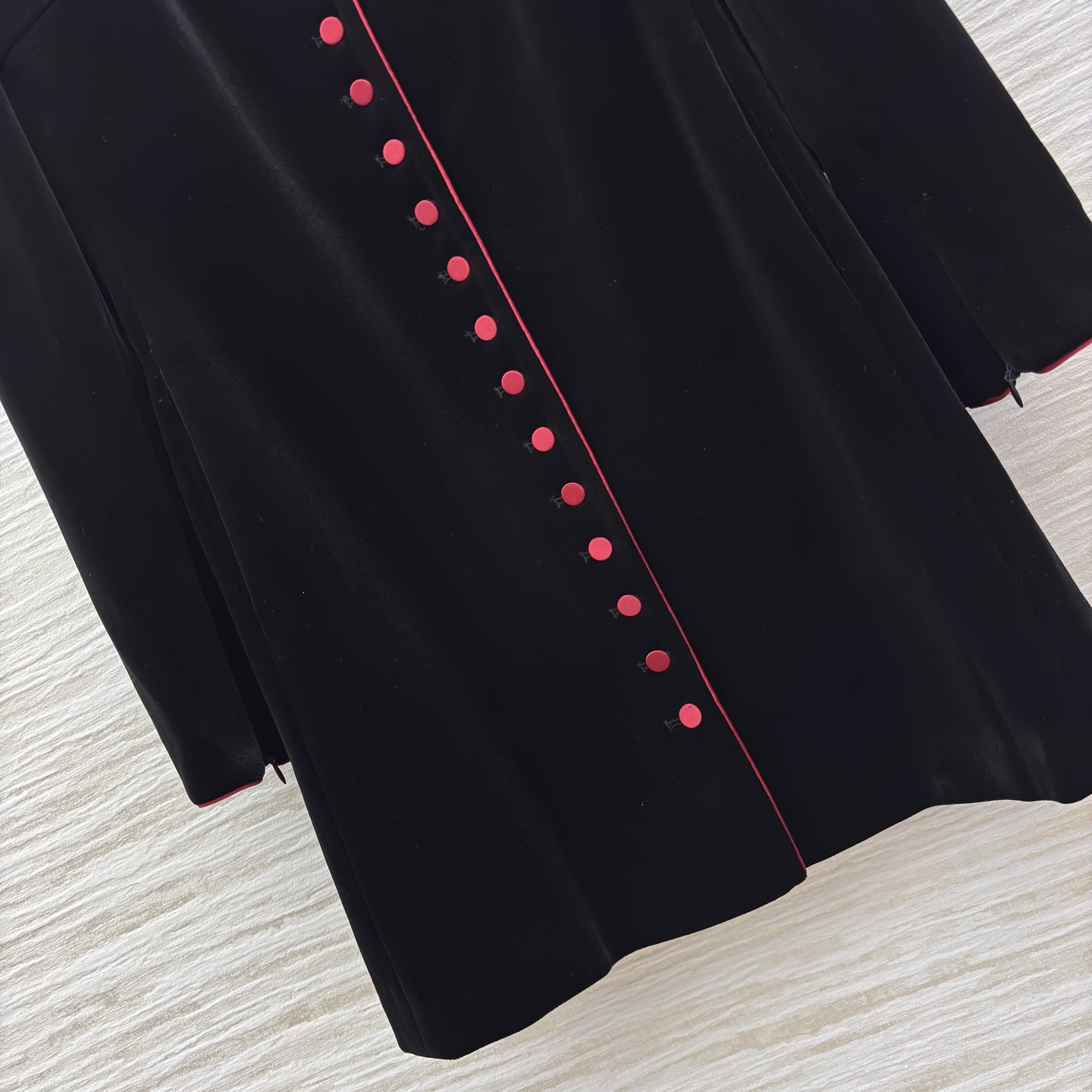 D家 25秋冬新款 单排扣丝绒长袖连衣裙 立领撞色红扣饰单排扣装饰的设计 层次感很丰富 直筒微收腰版型 