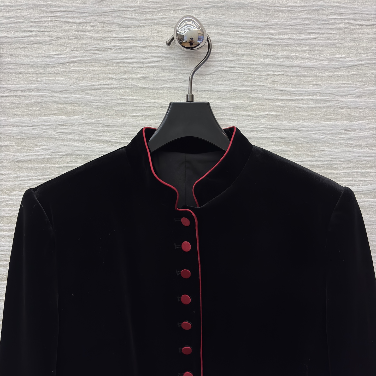 D家 25秋冬新款 单排扣丝绒长袖连衣裙 立领撞色红扣饰单排扣装饰的设计 层次感很丰富 直筒微收腰版型 