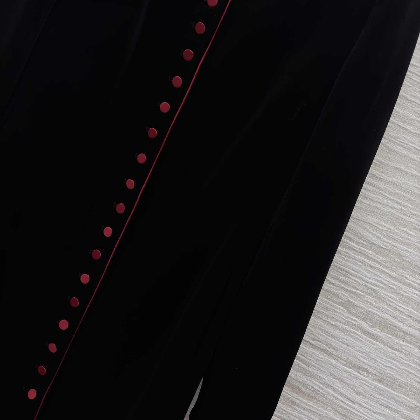 D家 25秋冬新款 单排扣丝绒长袖连衣裙 立领撞色红扣饰单排扣装饰的设计 层次感很丰富 直筒微收腰版型 