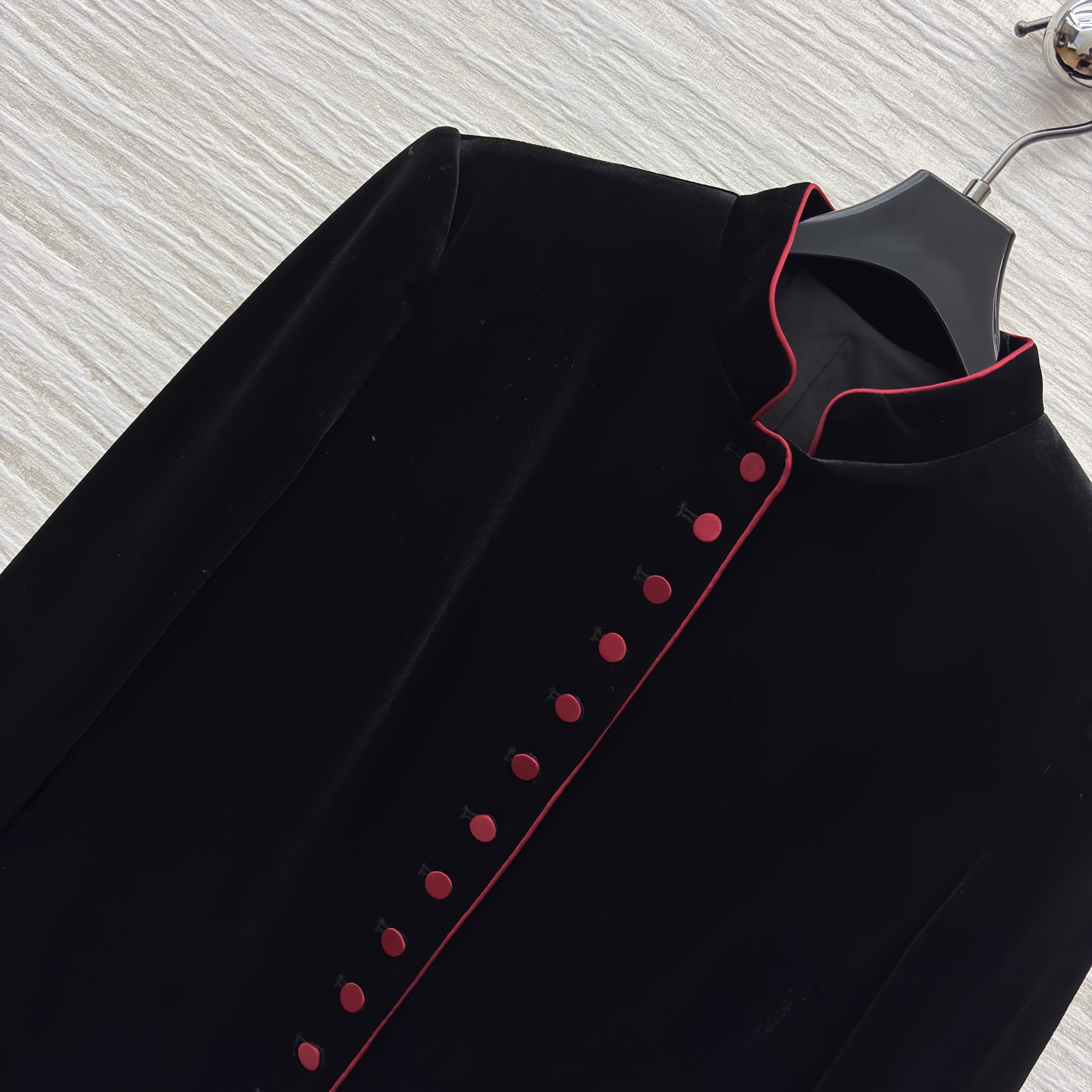 D家 25秋冬新款 单排扣丝绒长袖连衣裙 立领撞色红扣饰单排扣装饰的设计 层次感很丰富 直筒微收腰版型 