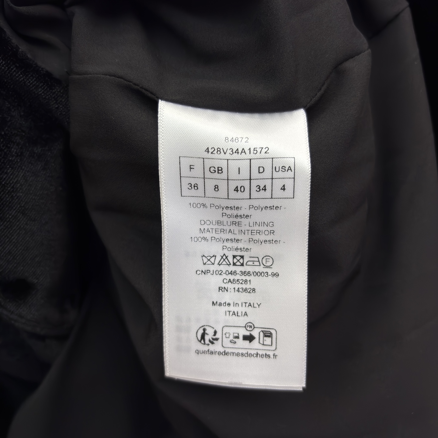 D家 25秋冬新款 单排扣丝绒长袖连衣裙 立领撞色红扣饰单排扣装饰的设计 层次感很丰富 直筒微收腰版型 