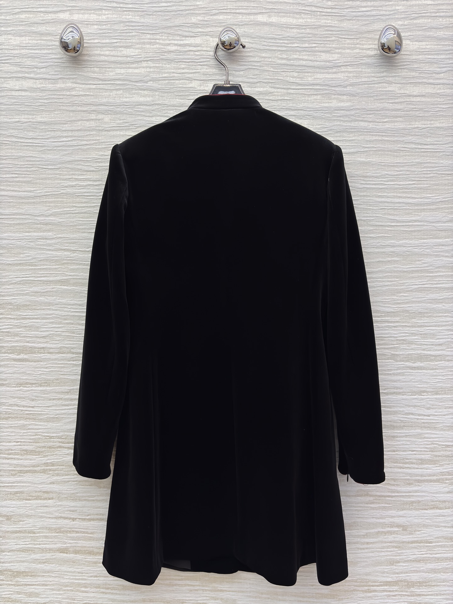 D家 25秋冬新款 单排扣丝绒长袖连衣裙 立领撞色红扣饰单排扣装饰的设计 层次感很丰富 直筒微收腰版型 