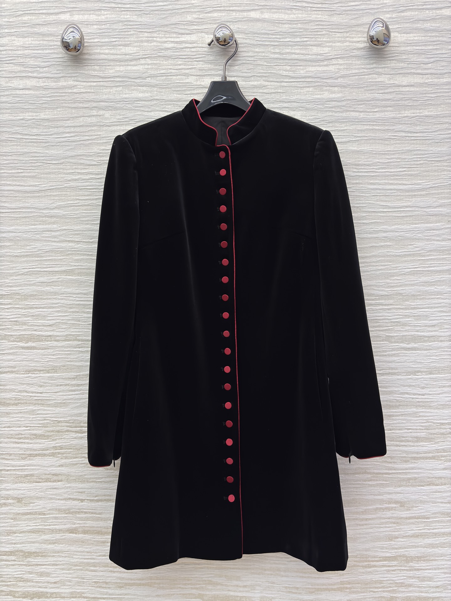 D家 25秋冬新款 单排扣丝绒长袖连衣裙 立领撞色红扣饰单排扣装饰的设计 层次感很丰富 直筒微收腰版型 