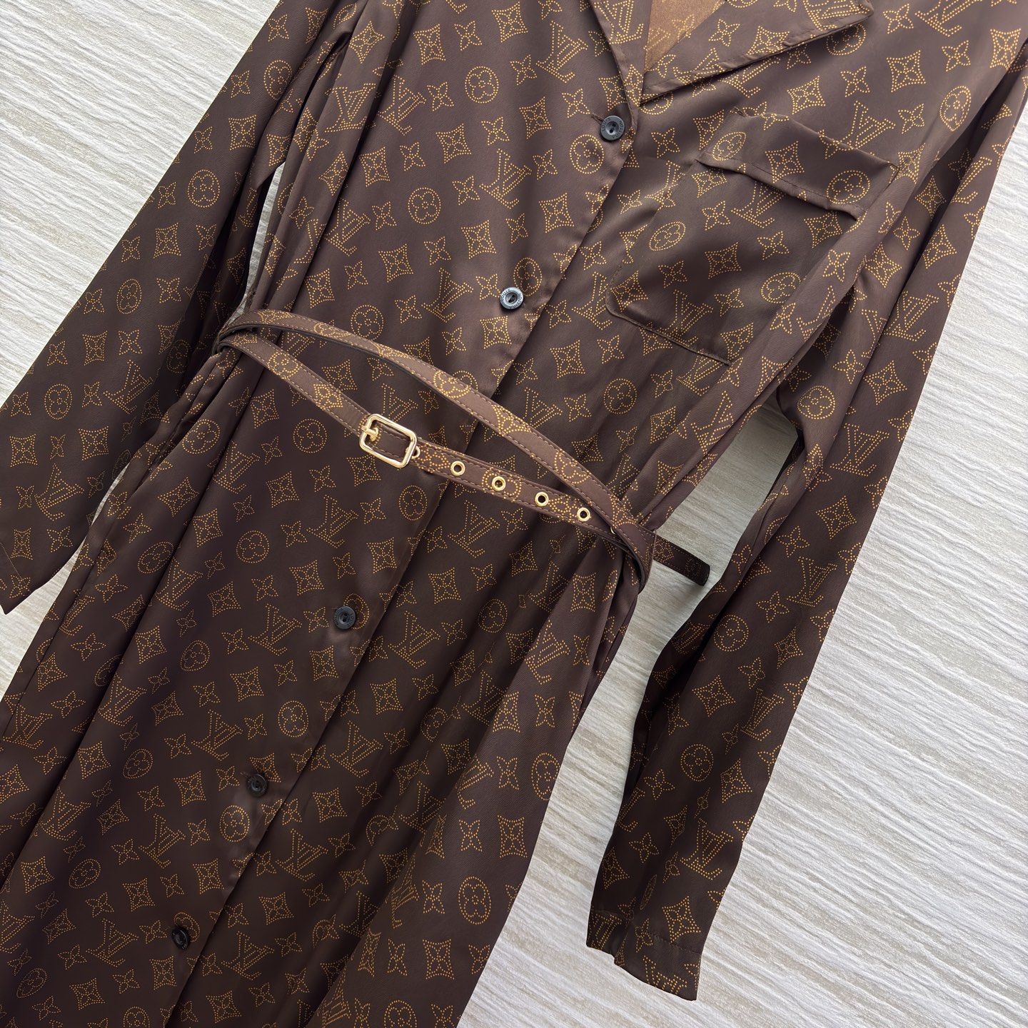 L家 25秋冬新款 经典老花V翻领腰带长裙 抗拒不了的经典老花印花图案 大气又耐看 翻领设计 胸前口袋装