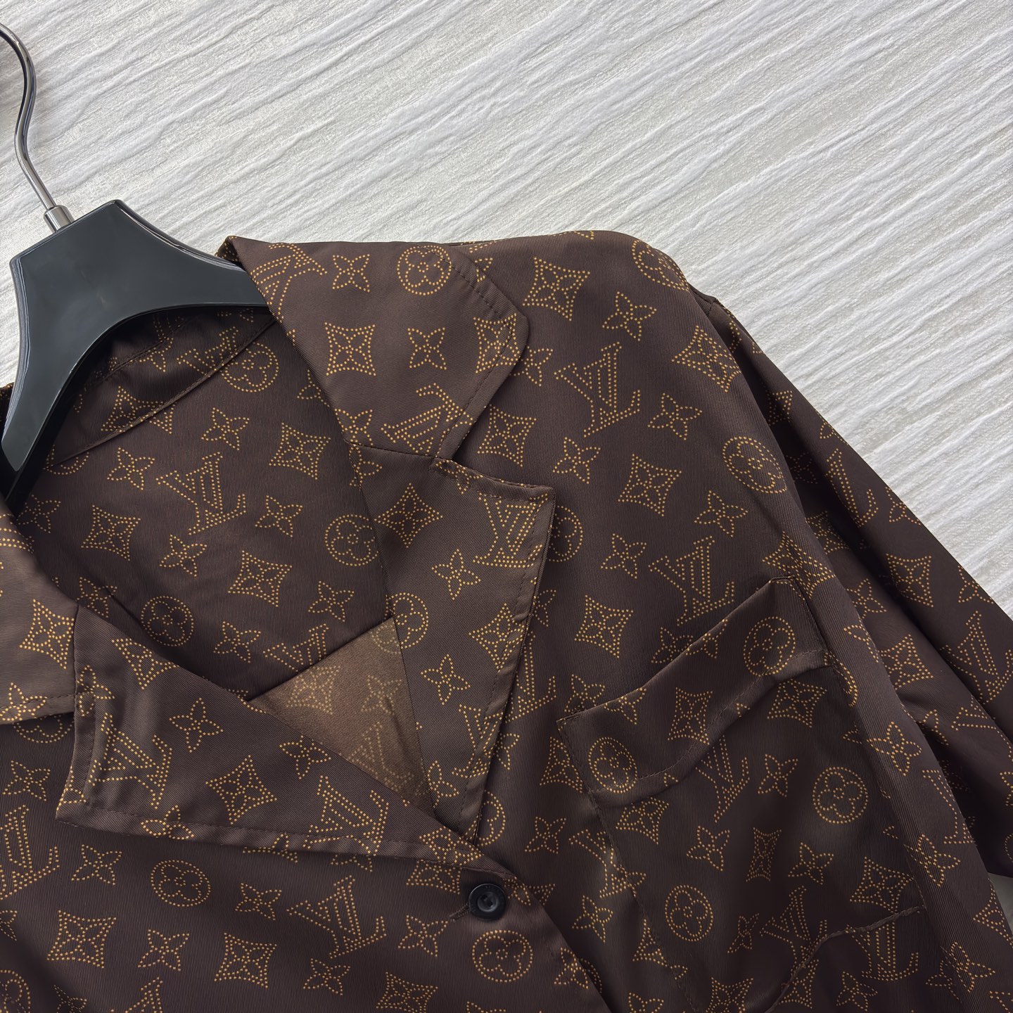 L家 25秋冬新款 经典老花V翻领腰带长裙 抗拒不了的经典老花印花图案 大气又耐看 翻领设计 胸前口袋装