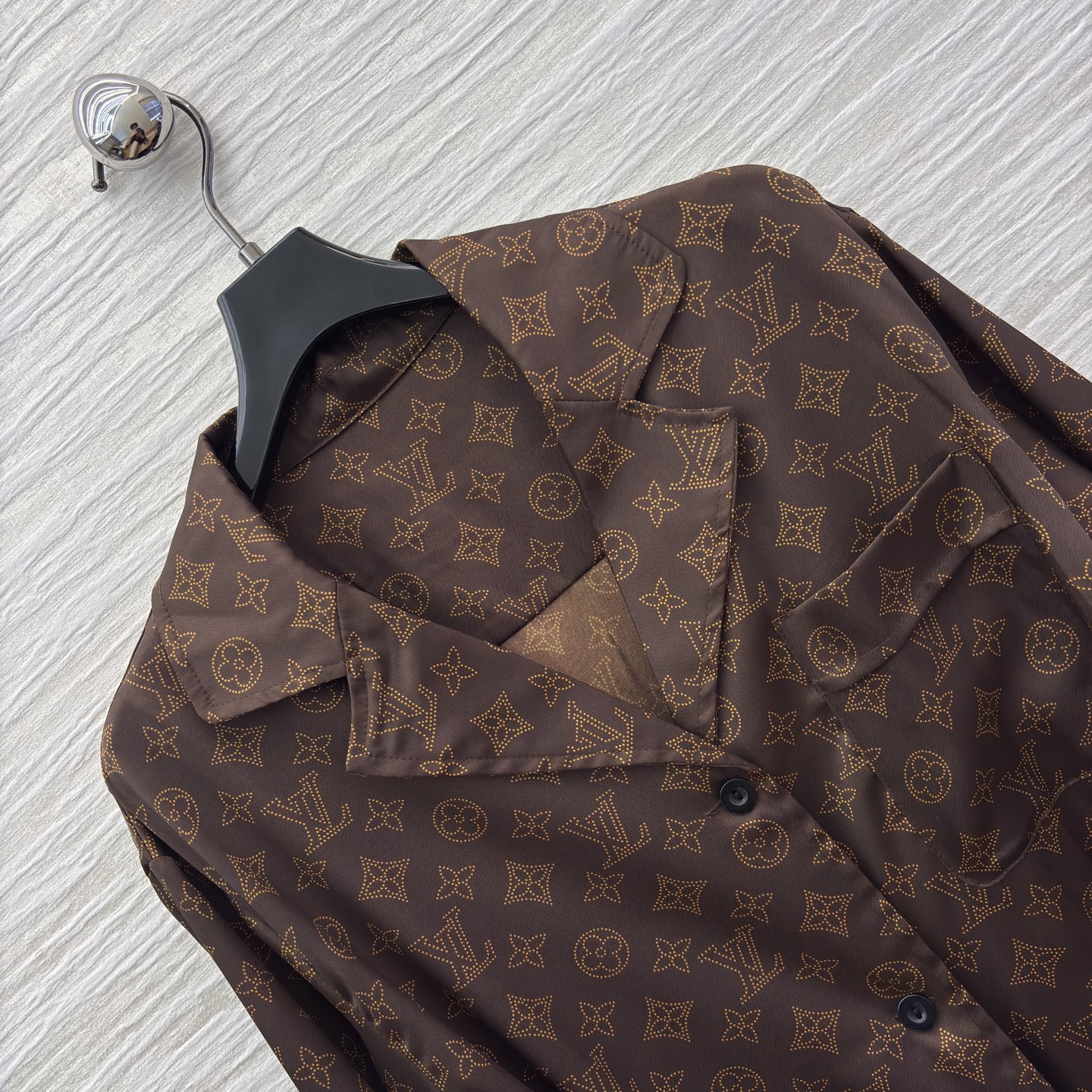 L家 25秋冬新款 经典老花V翻领腰带长裙 抗拒不了的经典老花印花图案 大气又耐看 翻领设计 胸前口袋装