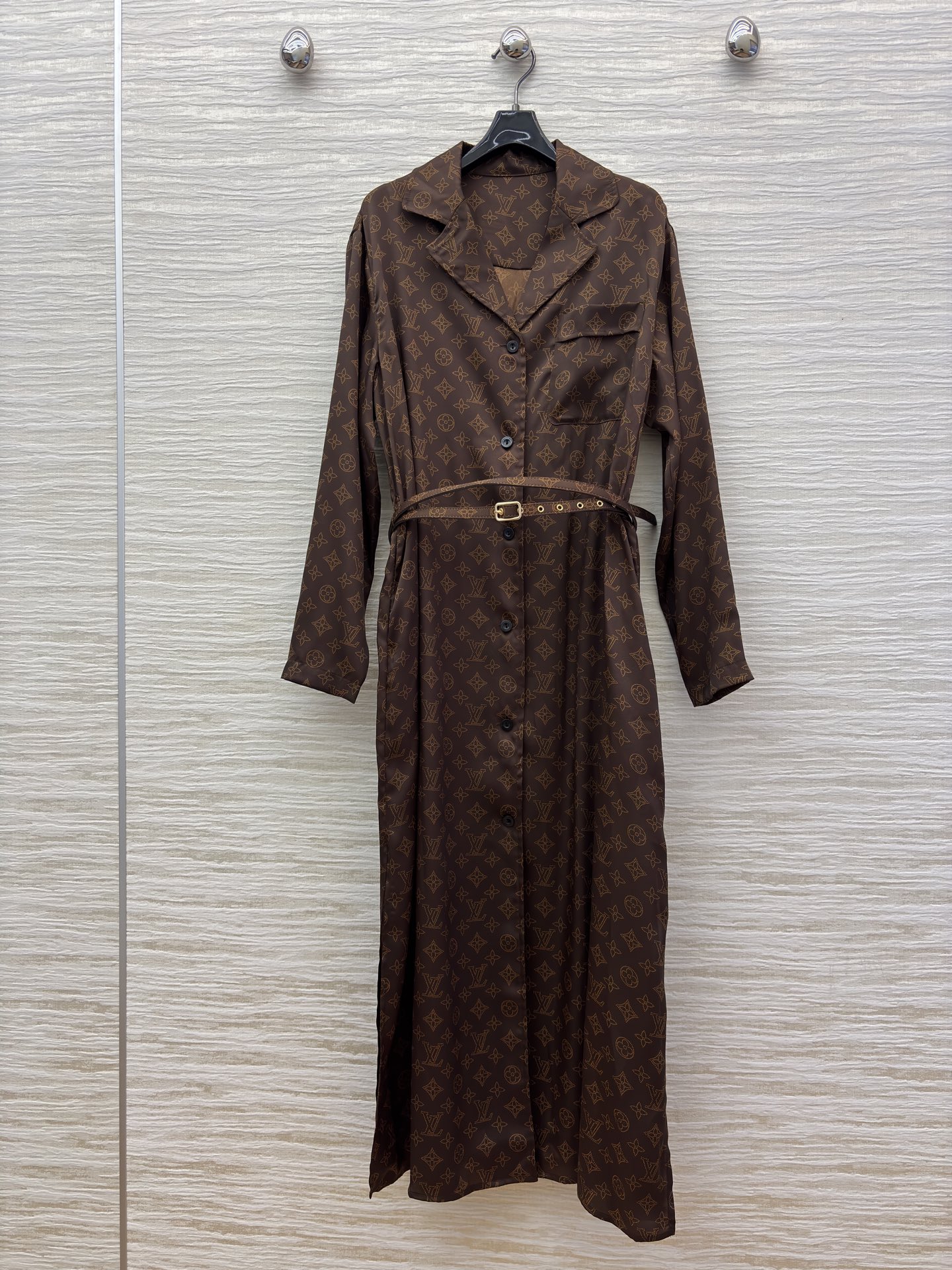 L家 25秋冬新款 经典老花V翻领腰带长裙 抗拒不了的经典老花印花图案 大气又耐看 翻领设计 胸前口袋装