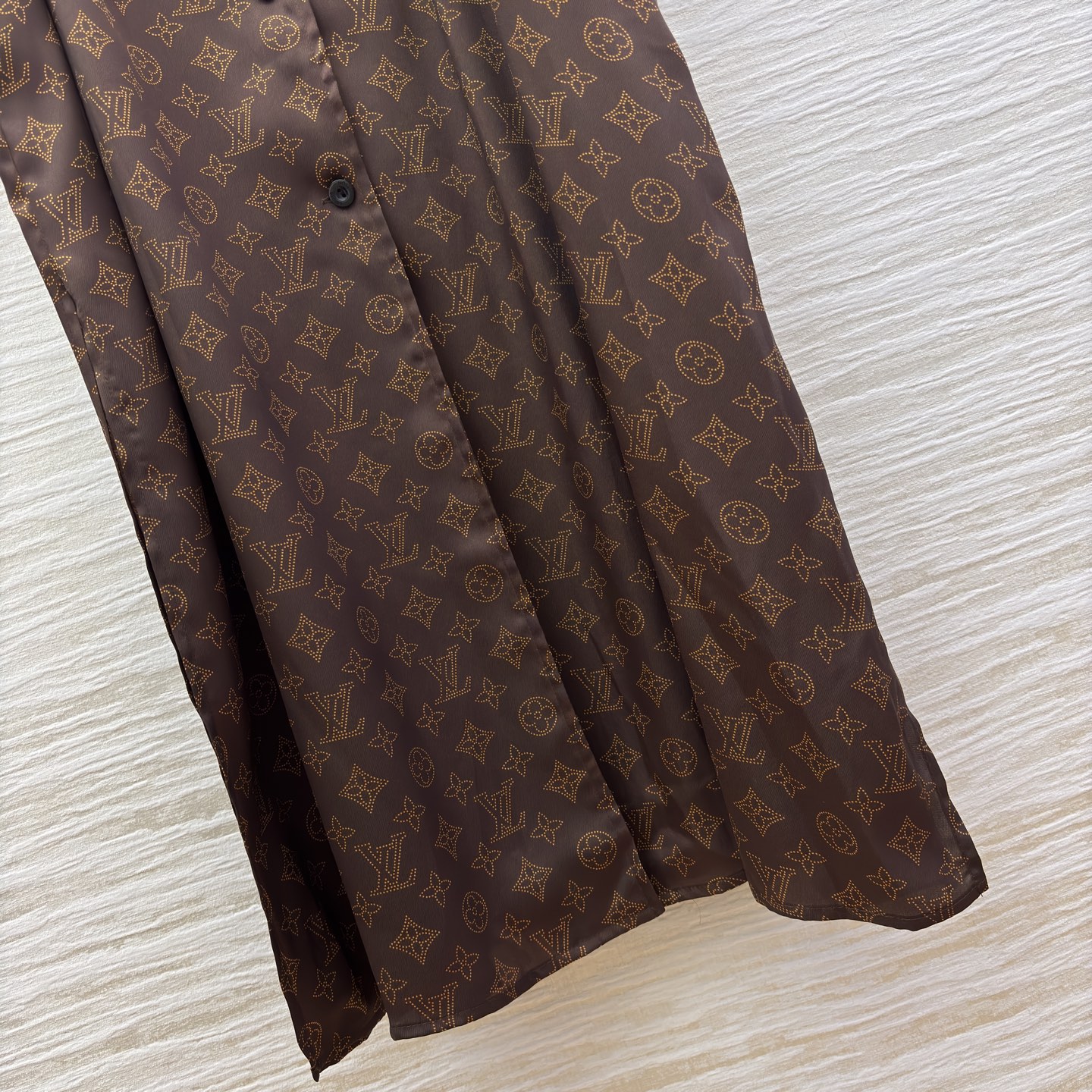 L家 25秋冬新款 经典老花V翻领腰带长裙 抗拒不了的经典老花印花图案 大气又耐看 翻领设计 胸前口袋装