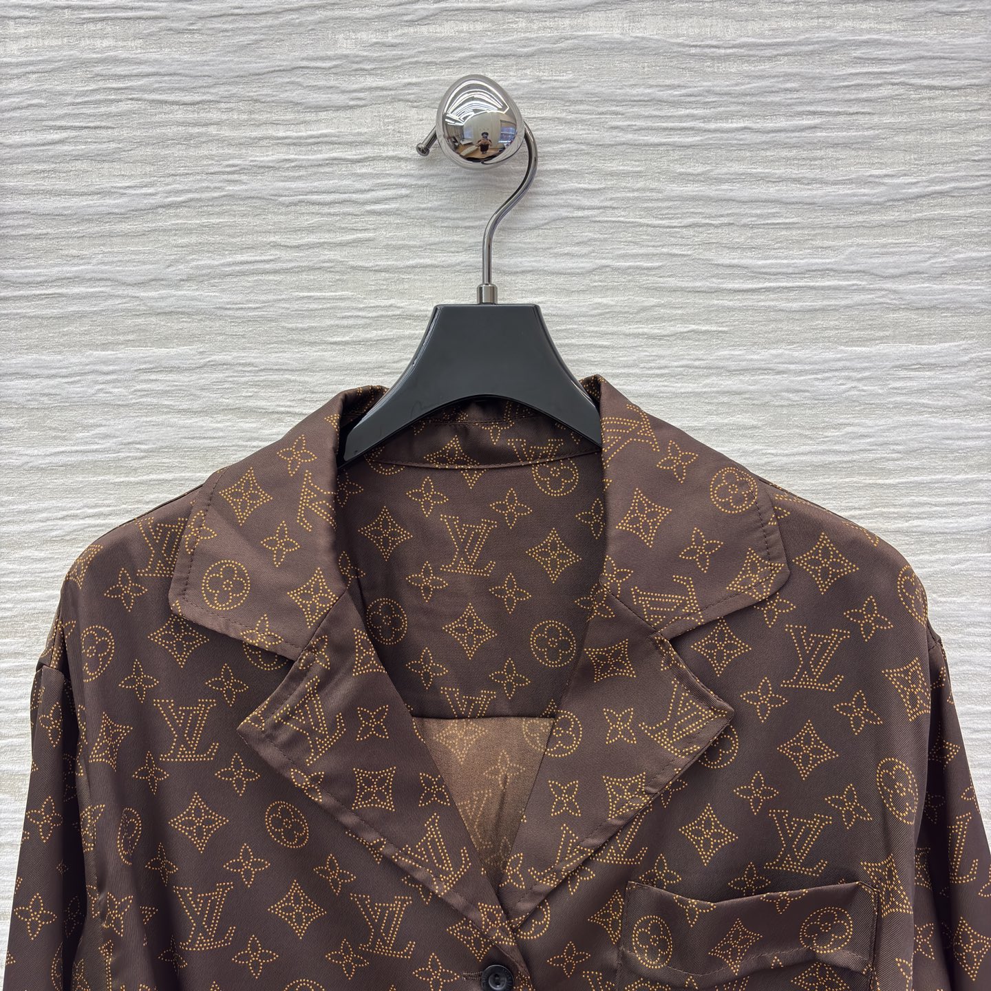 L家 25秋冬新款 经典老花V翻领腰带长裙 抗拒不了的经典老花印花图案 大气又耐看 翻领设计 胸前口袋装