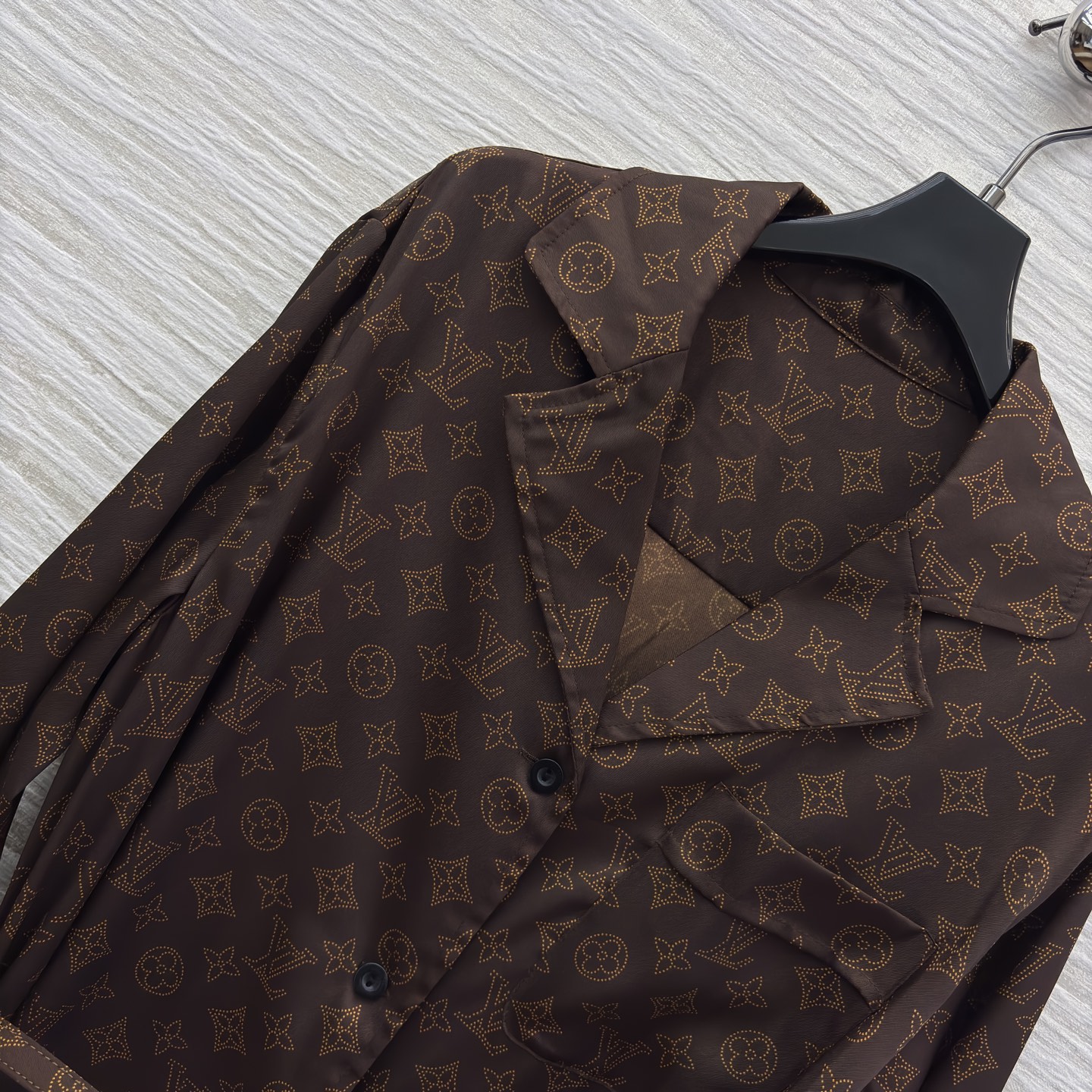 L家 25秋冬新款 经典老花V翻领腰带长裙 抗拒不了的经典老花印花图案 大气又耐看 翻领设计 胸前口袋装