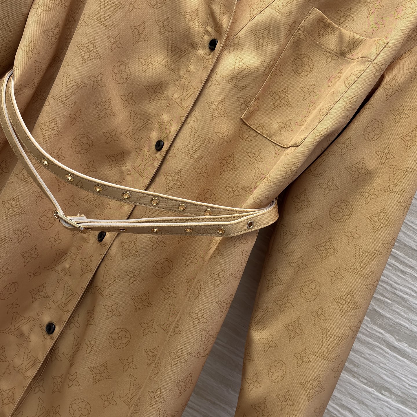 L家 25秋冬新款 V领腰带长袖连衣裙 经典的L家金钱字母印花点缀 低调又时髦 优雅大气的减龄又少女清爽