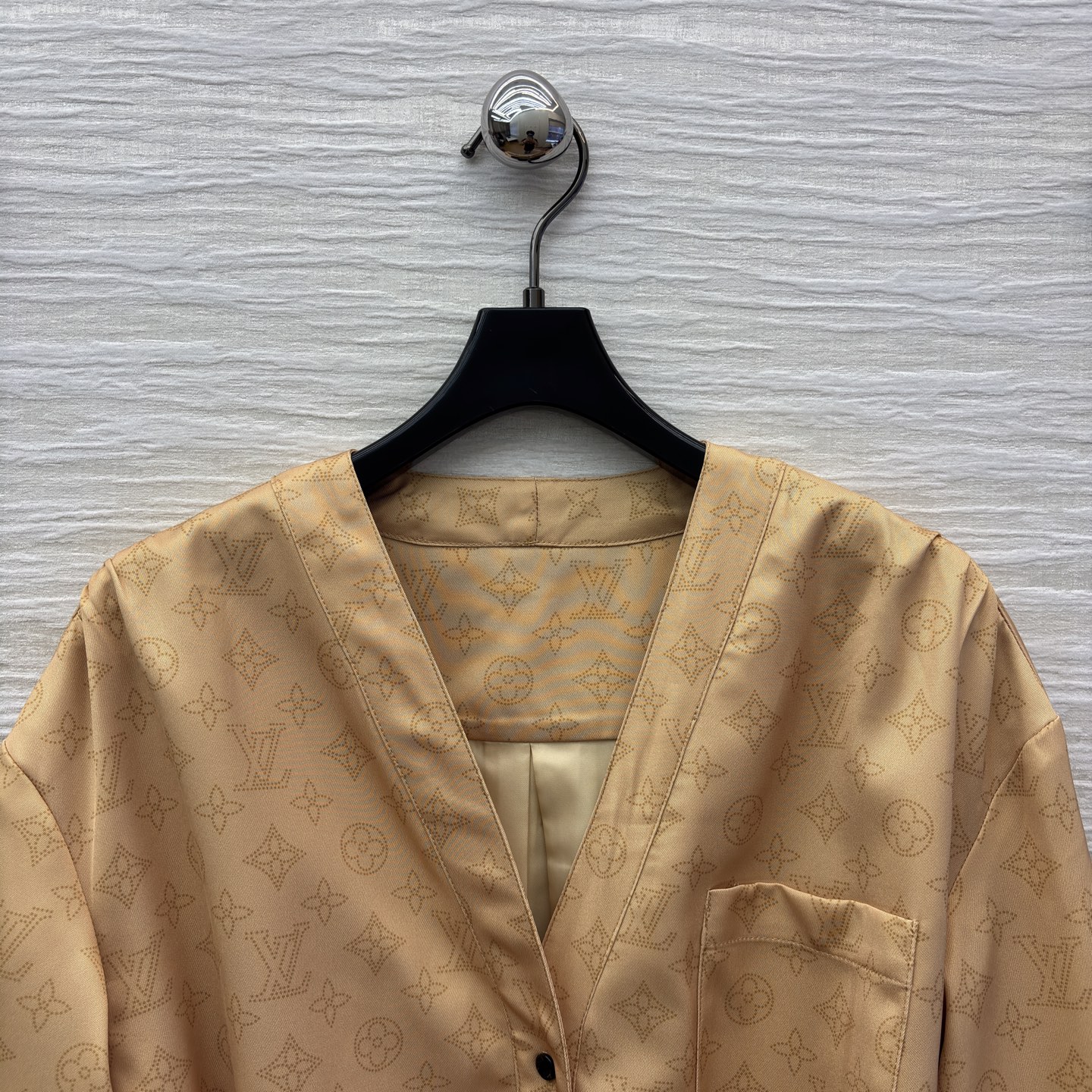 L家 25秋冬新款 V领腰带长袖连衣裙 经典的L家金钱字母印花点缀 低调又时髦 优雅大气的减龄又少女清爽