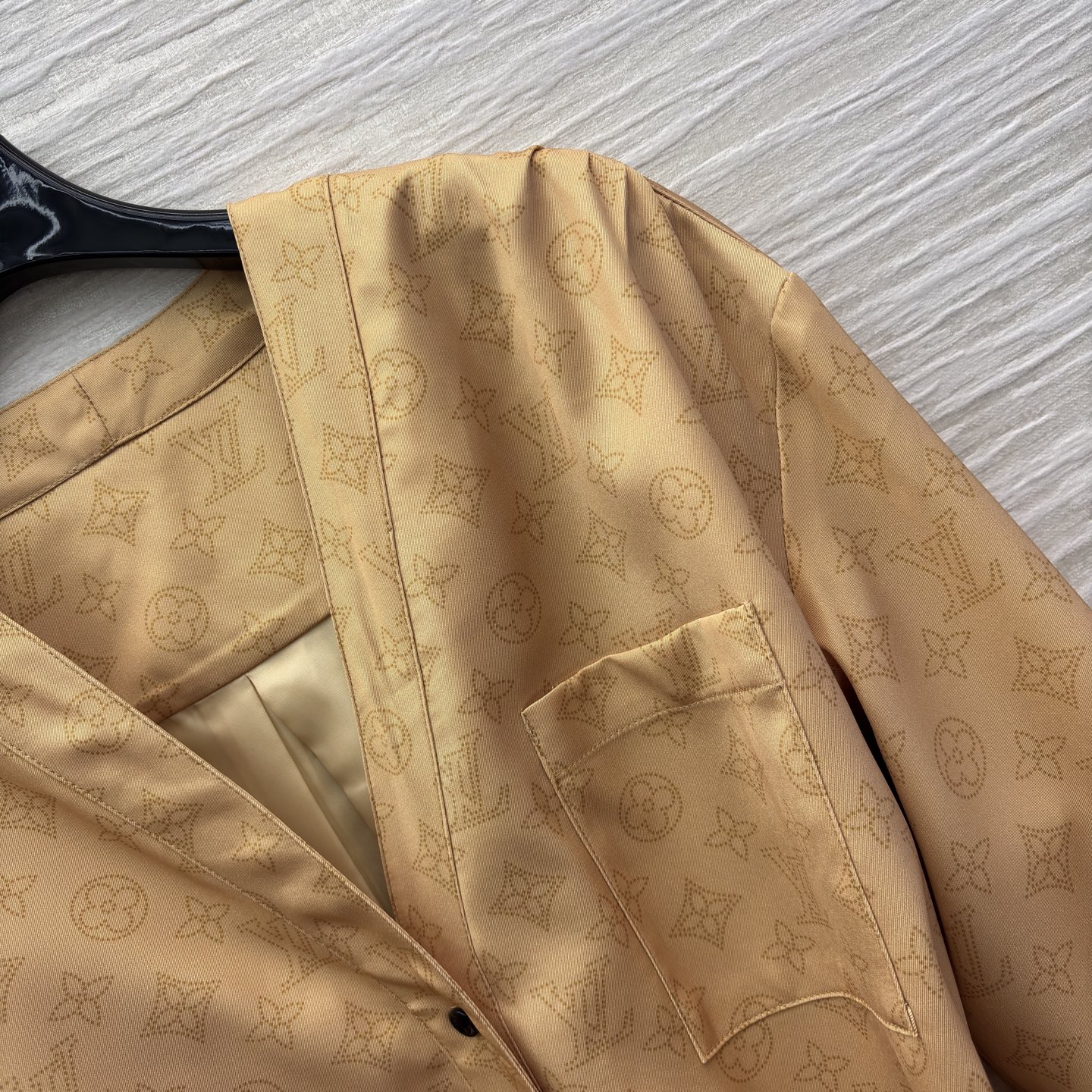 L家 25秋冬新款 V领腰带长袖连衣裙 经典的L家金钱字母印花点缀 低调又时髦 优雅大气的减龄又少女清爽