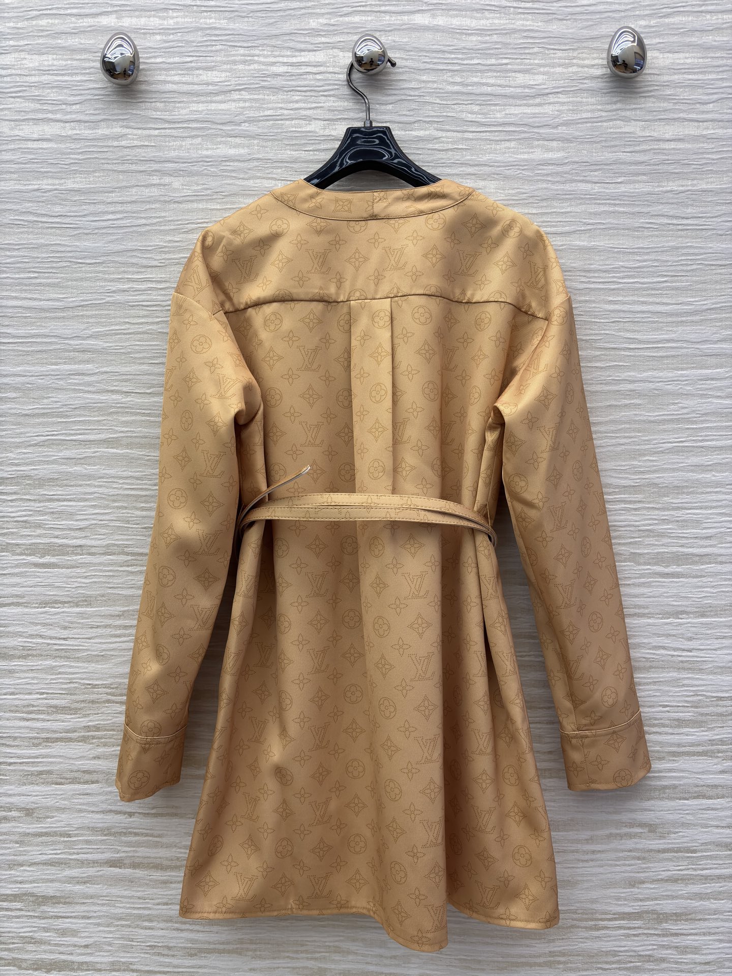 L家 25秋冬新款 V领腰带长袖连衣裙 经典的L家金钱字母印花点缀 低调又时髦 优雅大气的减龄又少女清爽