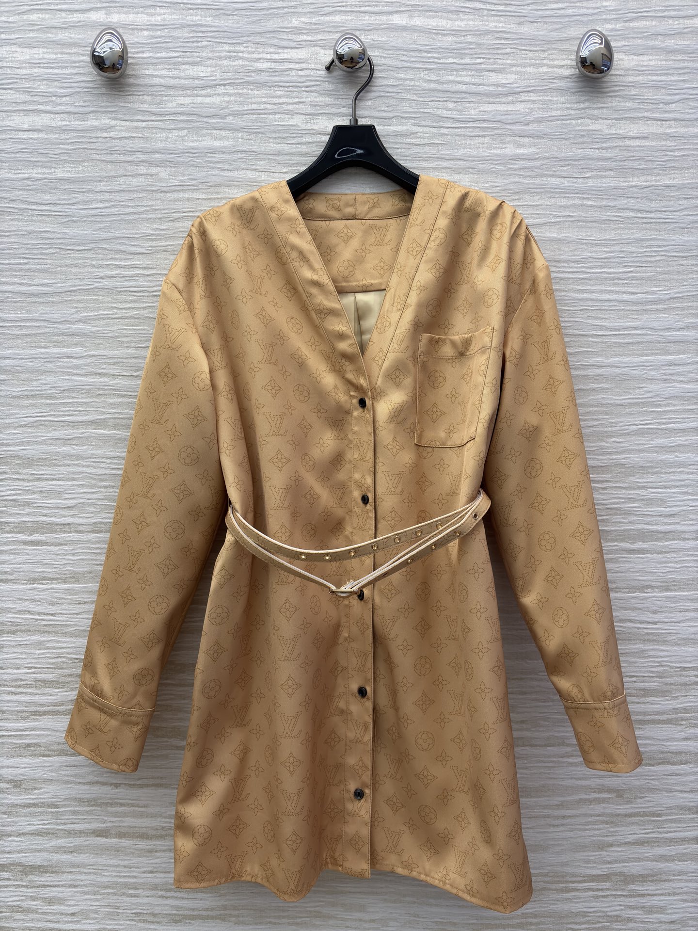 L家 25秋冬新款 V领腰带长袖连衣裙 经典的L家金钱字母印花点缀 低调又时髦 优雅大气的减龄又少女清爽