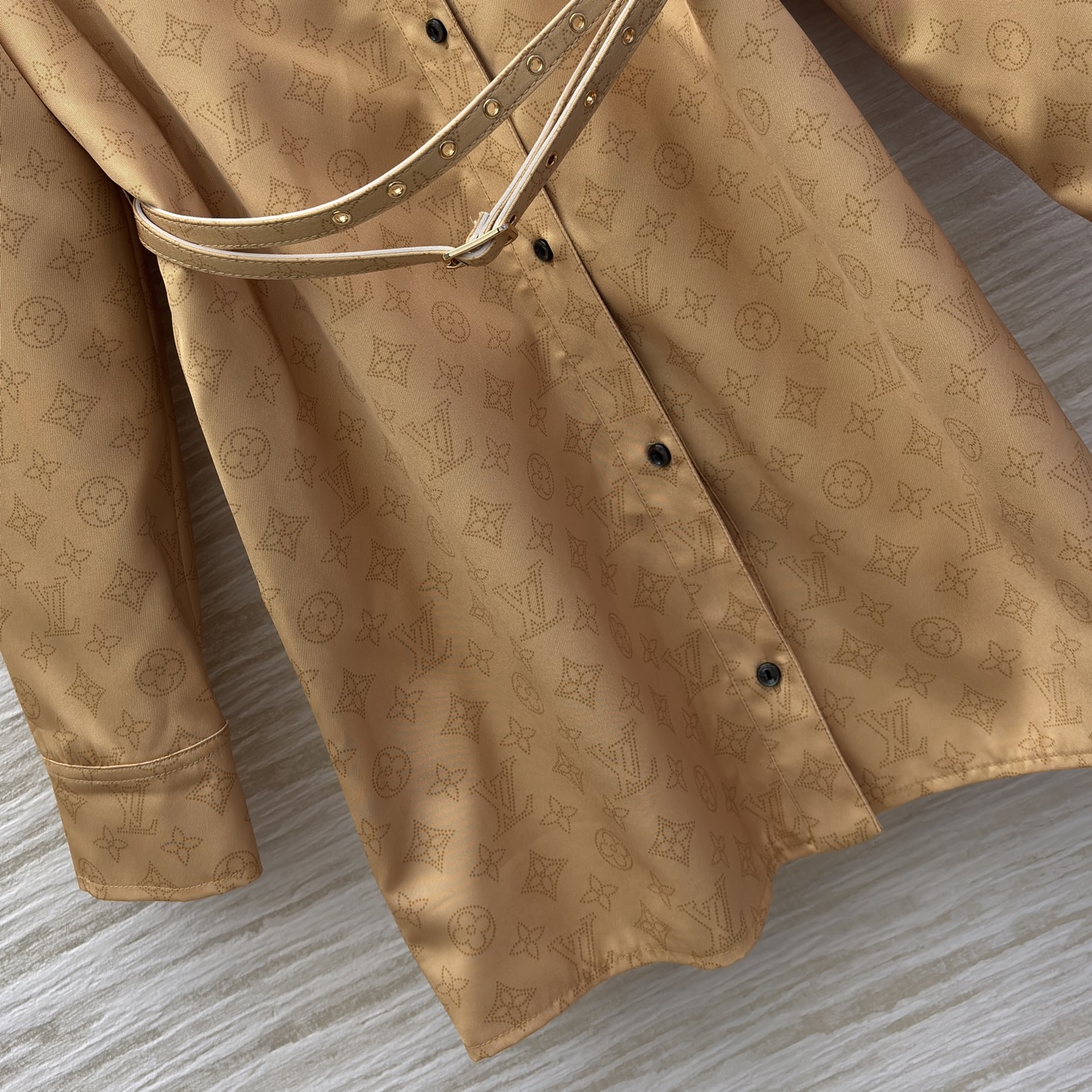 L家 25秋冬新款 V领腰带长袖连衣裙 经典的L家金钱字母印花点缀 低调又时髦 优雅大气的减龄又少女清爽