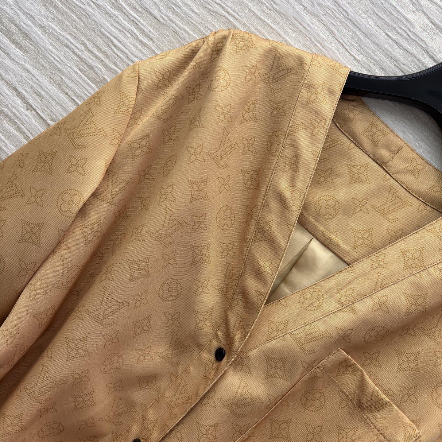 L家 25秋冬新款 V领腰带长袖连衣裙 经典的L家金钱字母印花点缀 低调又时髦 优雅大气的减龄又少女清爽