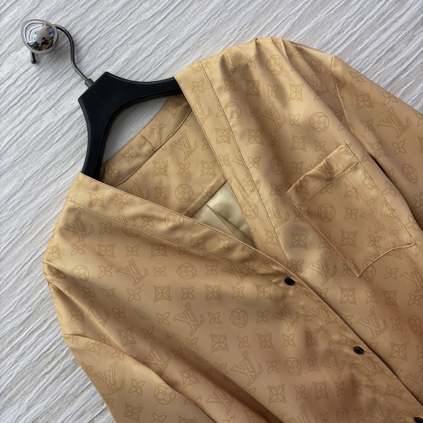 L家 25秋冬新款 V领腰带长袖连衣裙 经典的L家金钱字母印花点缀 低调又时髦 优雅大气的减龄又少女清爽