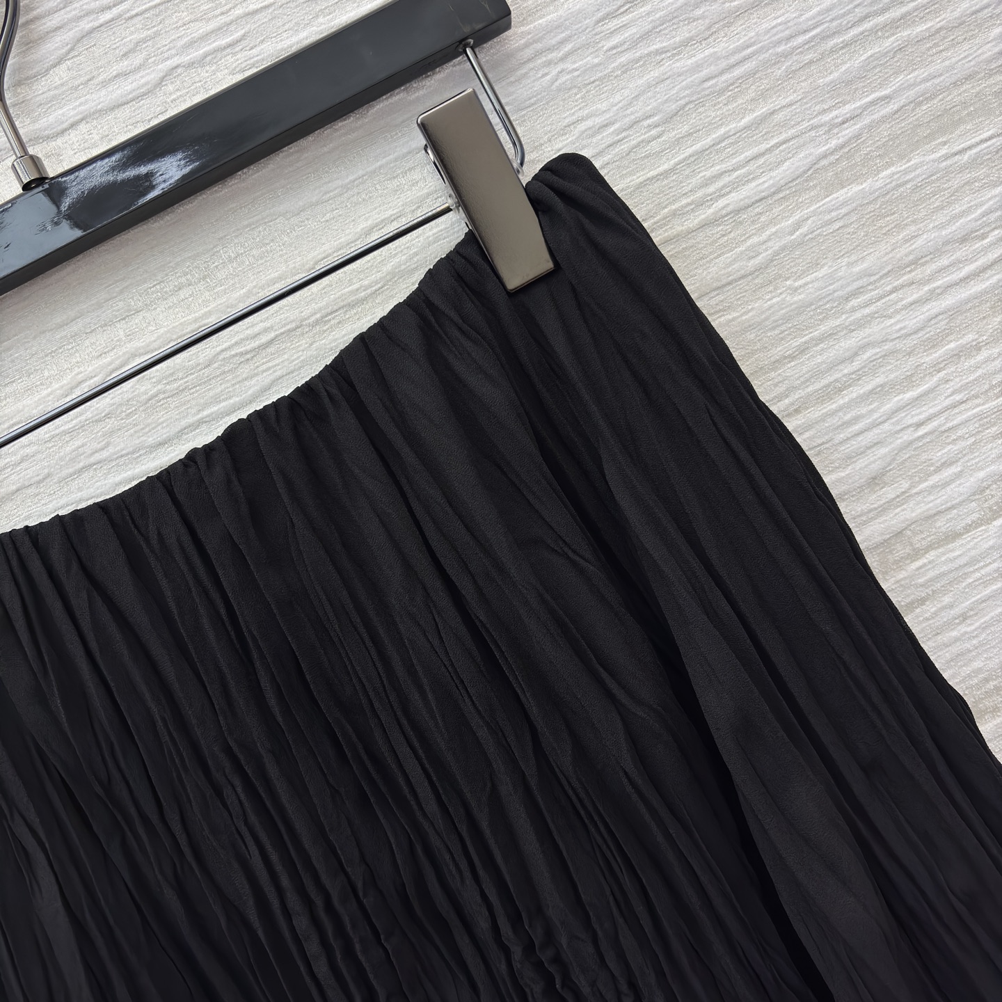 25秋冬新款 褶皱肌理感短裙 双层褶皱面料设计尽显优雅 是一眼就能感觉到的高级 定制褶皱肌理感纹理面料真