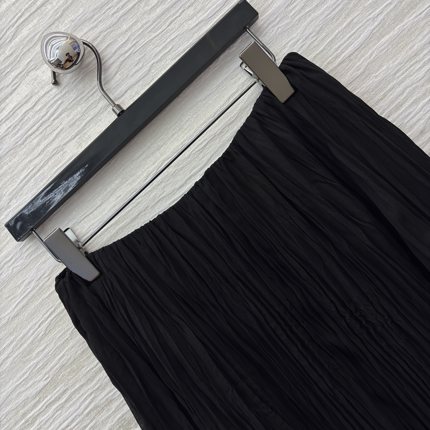 25秋冬新款 褶皱肌理感短裙 双层褶皱面料设计尽显优雅 是一眼就能感觉到的高级 定制褶皱肌理感纹理面料真