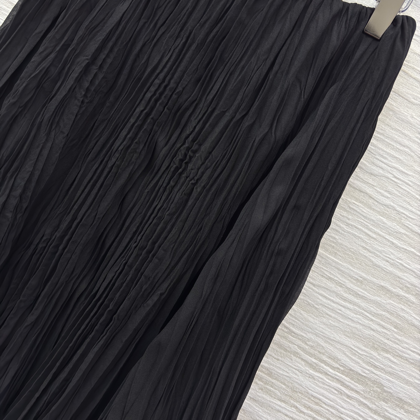 25秋冬新款 褶皱肌理感短裙 双层褶皱面料设计尽显优雅 是一眼就能感觉到的高级 定制褶皱肌理感纹理面料真
