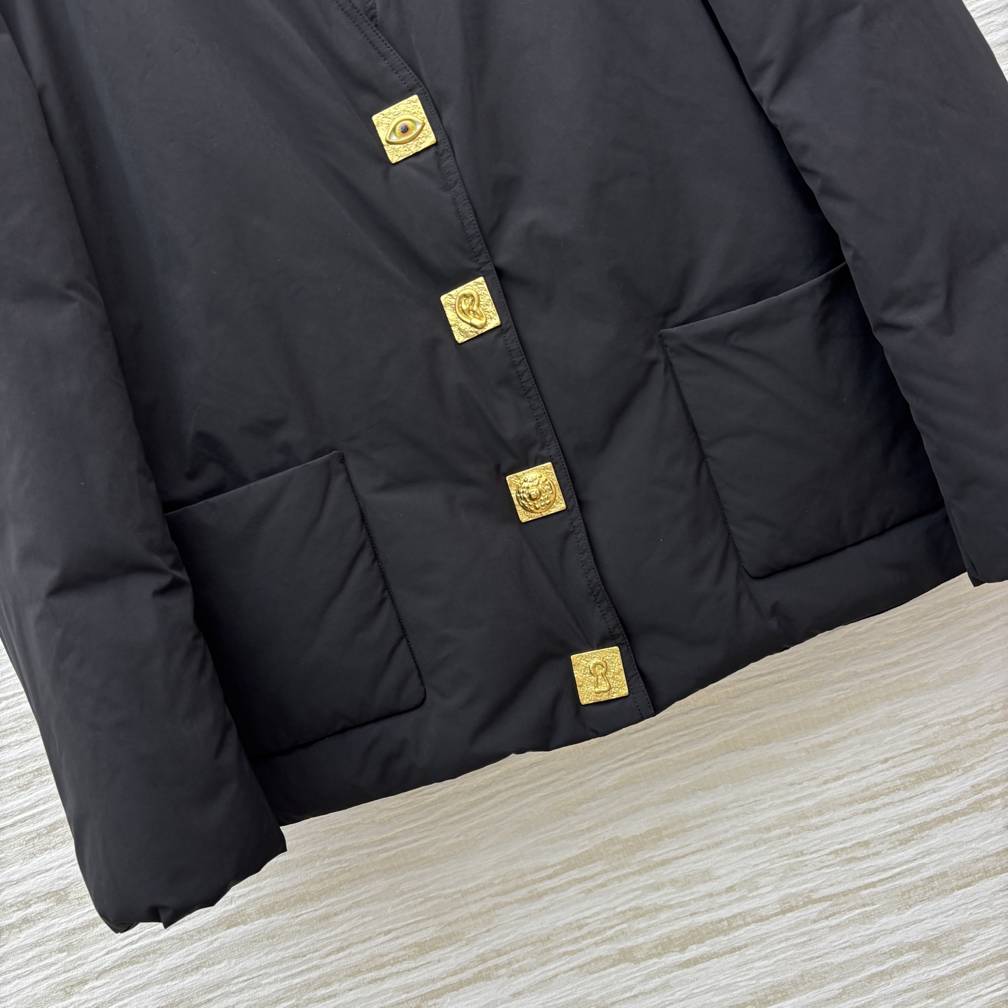 Sch 25秋冬 异形扣装饰V领羽绒服 V领宽松基础版型 后背刺绣工艺 简洁大气的设计 足够实穿并且永远