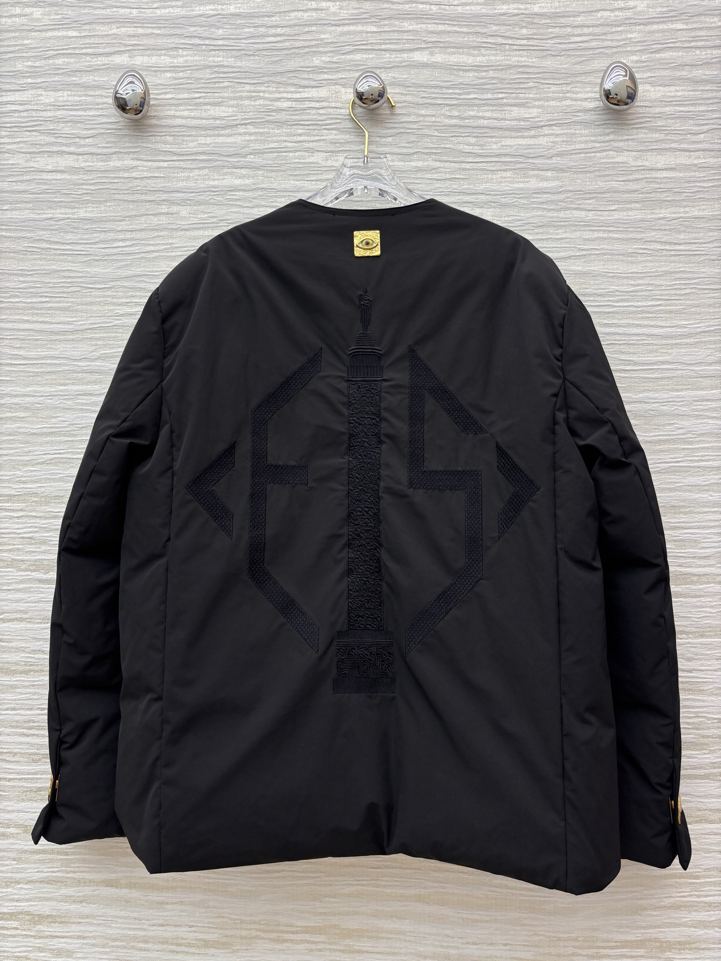 Sch 25秋冬 异形扣装饰V领羽绒服 V领宽松基础版型 后背刺绣工艺 简洁大气的设计 足够实穿并且永远
