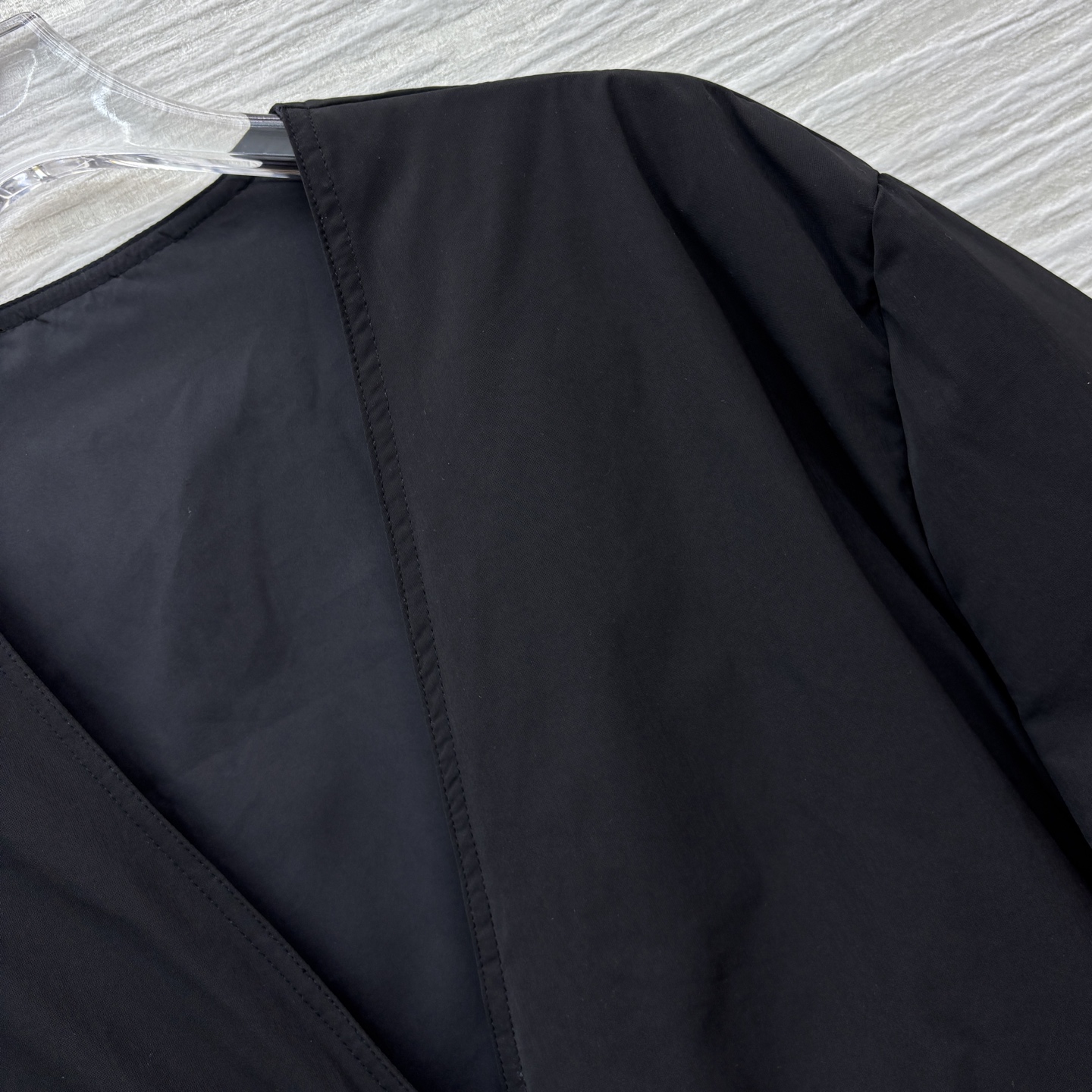 Sch 25秋冬 异形扣装饰V领羽绒服 V领宽松基础版型 后背刺绣工艺 简洁大气的设计 足够实穿并且永远