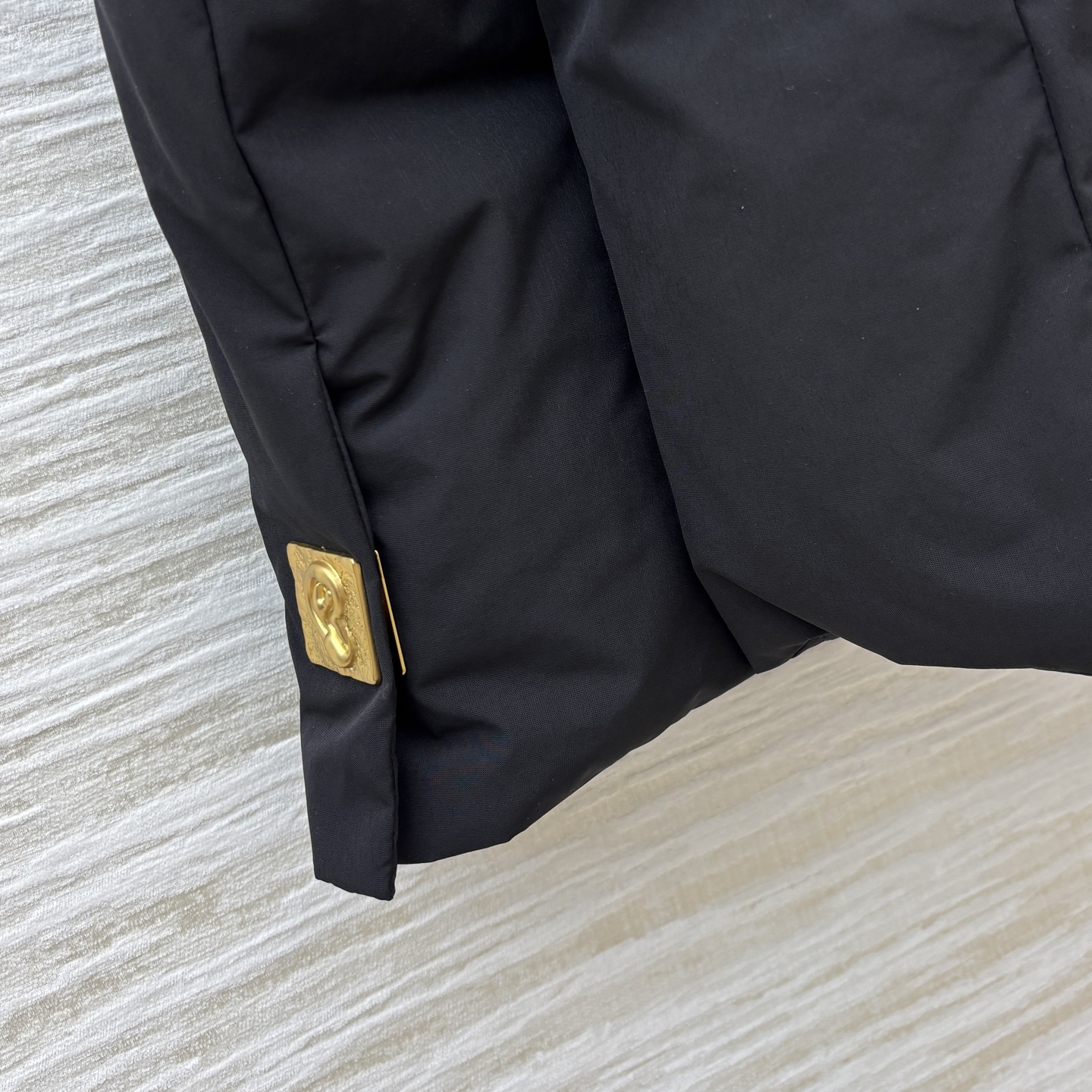 Sch 25秋冬 异形扣装饰V领羽绒服 V领宽松基础版型 后背刺绣工艺 简洁大气的设计 足够实穿并且永远