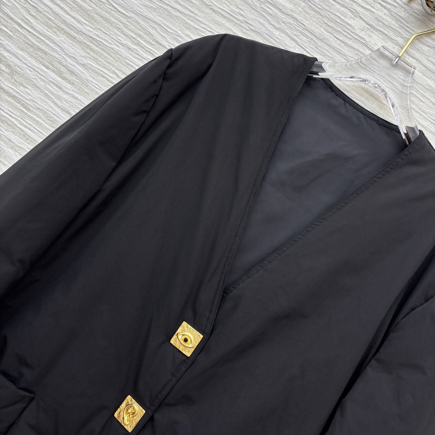 Sch 25秋冬 异形扣装饰V领羽绒服 V领宽松基础版型 后背刺绣工艺 简洁大气的设计 足够实穿并且永远