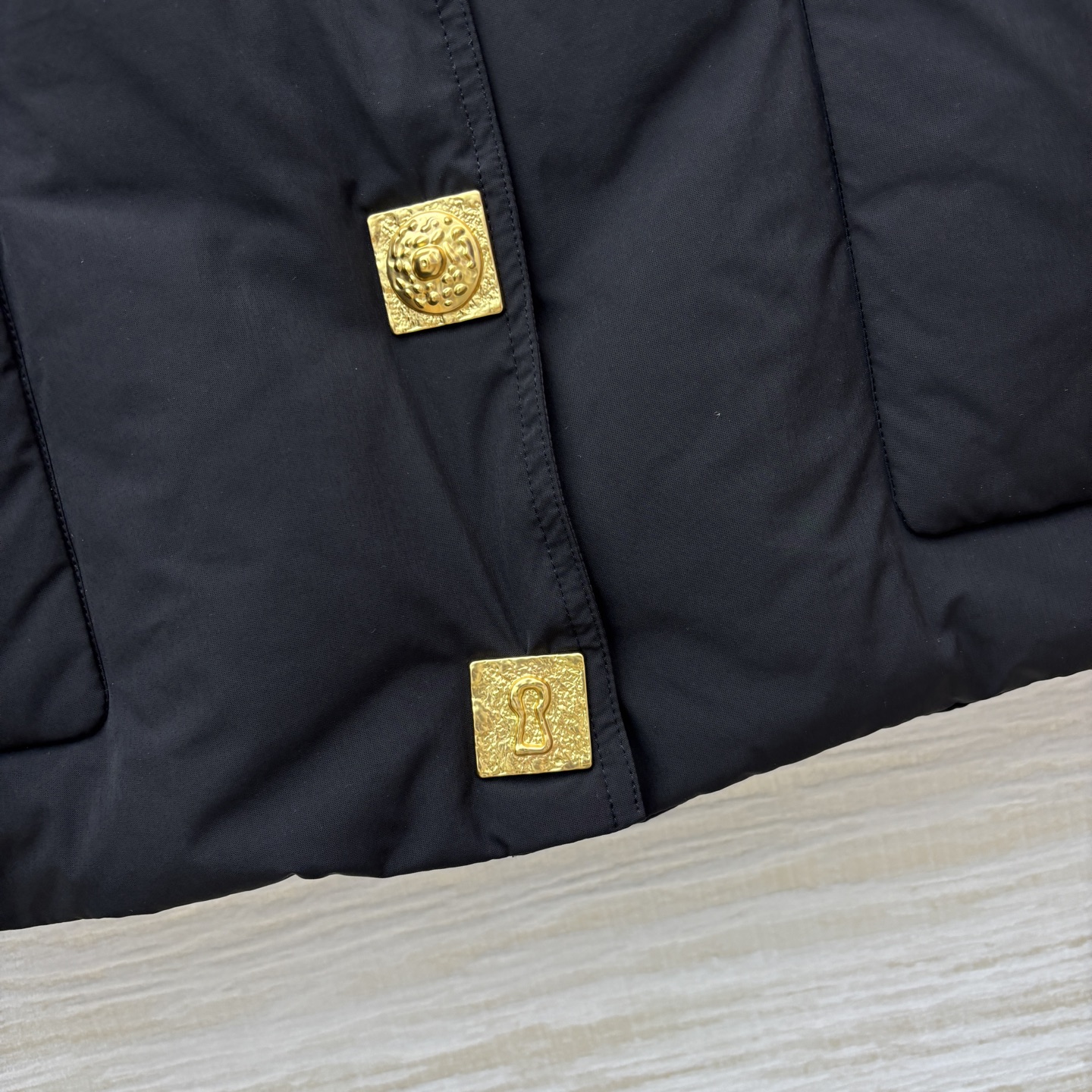 Sch 25秋冬 异形扣装饰V领羽绒服 V领宽松基础版型 后背刺绣工艺 简洁大气的设计 足够实穿并且永远