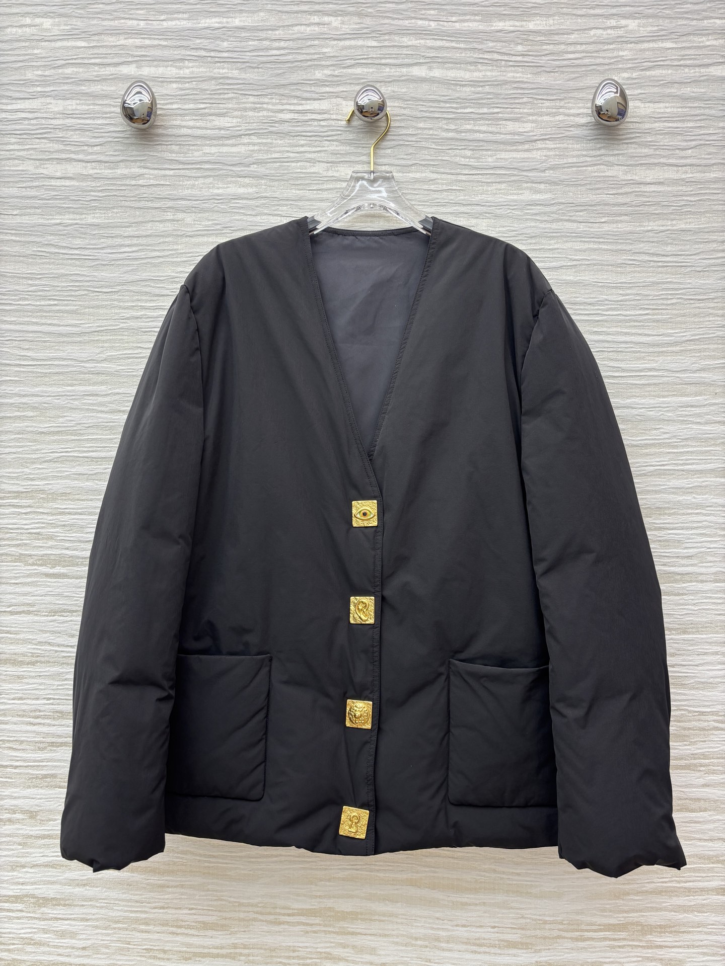 Sch 25秋冬 异形扣装饰V领羽绒服 V领宽松基础版型 后背刺绣工艺 简洁大气的设计 足够实穿并且永远