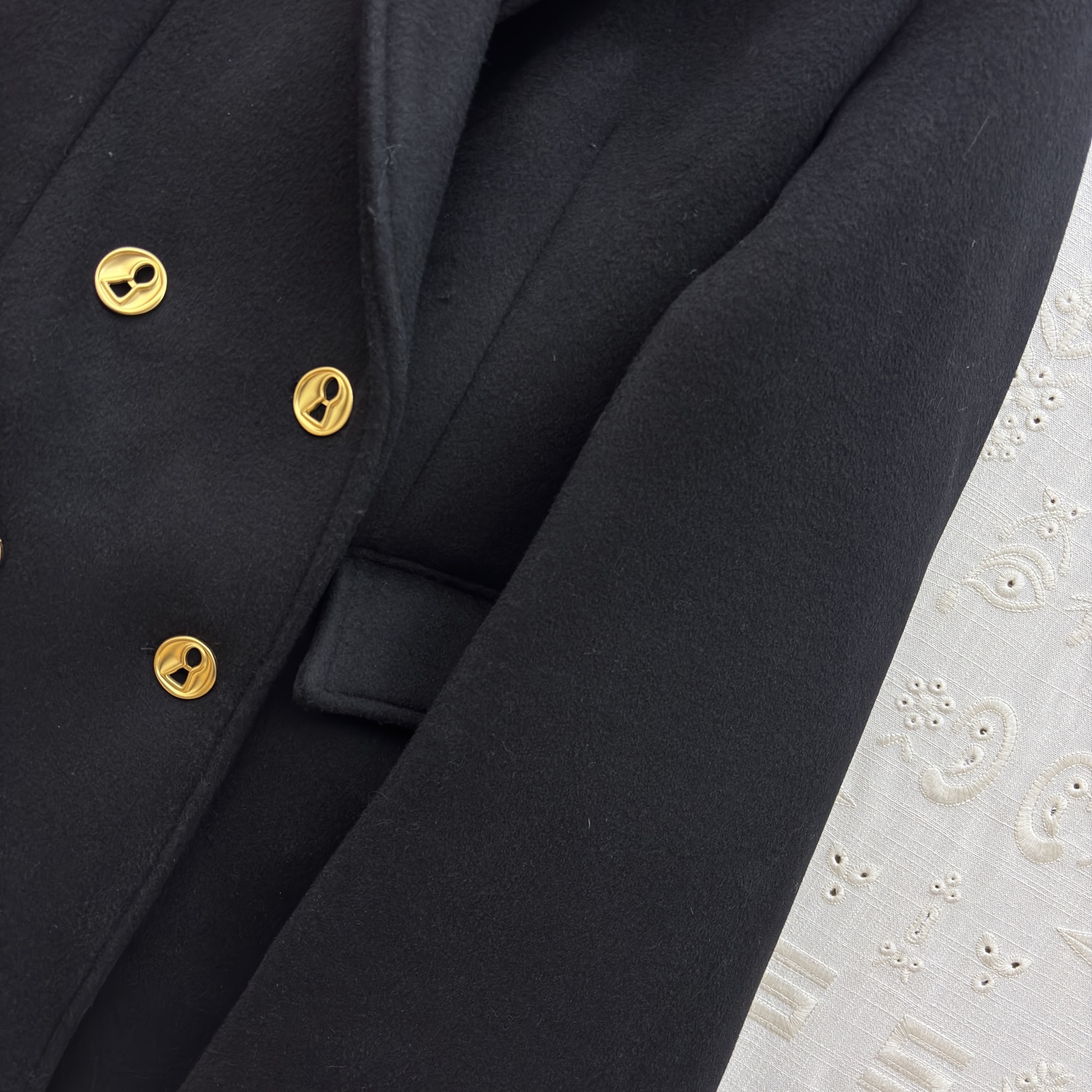 Sch 25秋冬 手工珠子标尺装饰羊毛呢斗篷外套 精致的金色珠绣标尺装饰 利落西装式斗蓬剪裁 异形扣设计