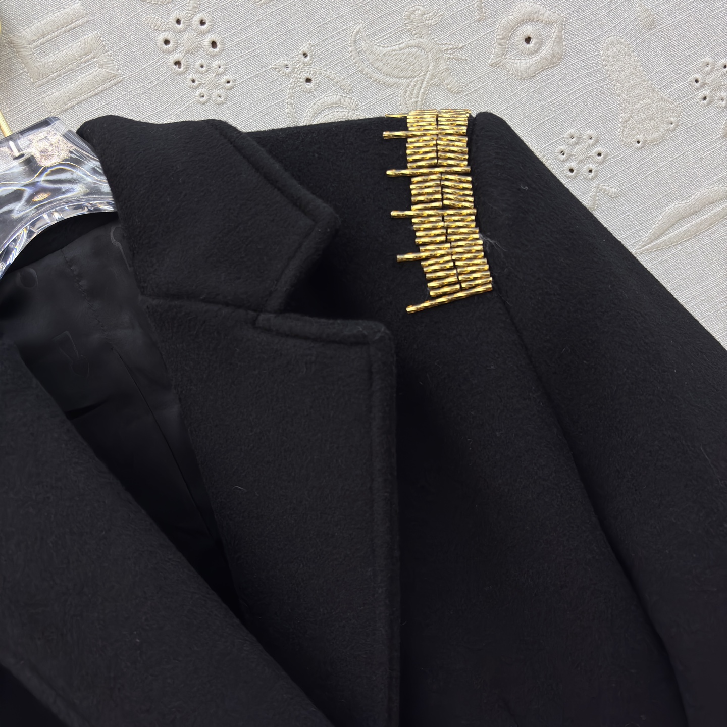 Sch 25秋冬 手工珠子标尺装饰羊毛呢斗篷外套 精致的金色珠绣标尺装饰 利落西装式斗蓬剪裁 异形扣设计